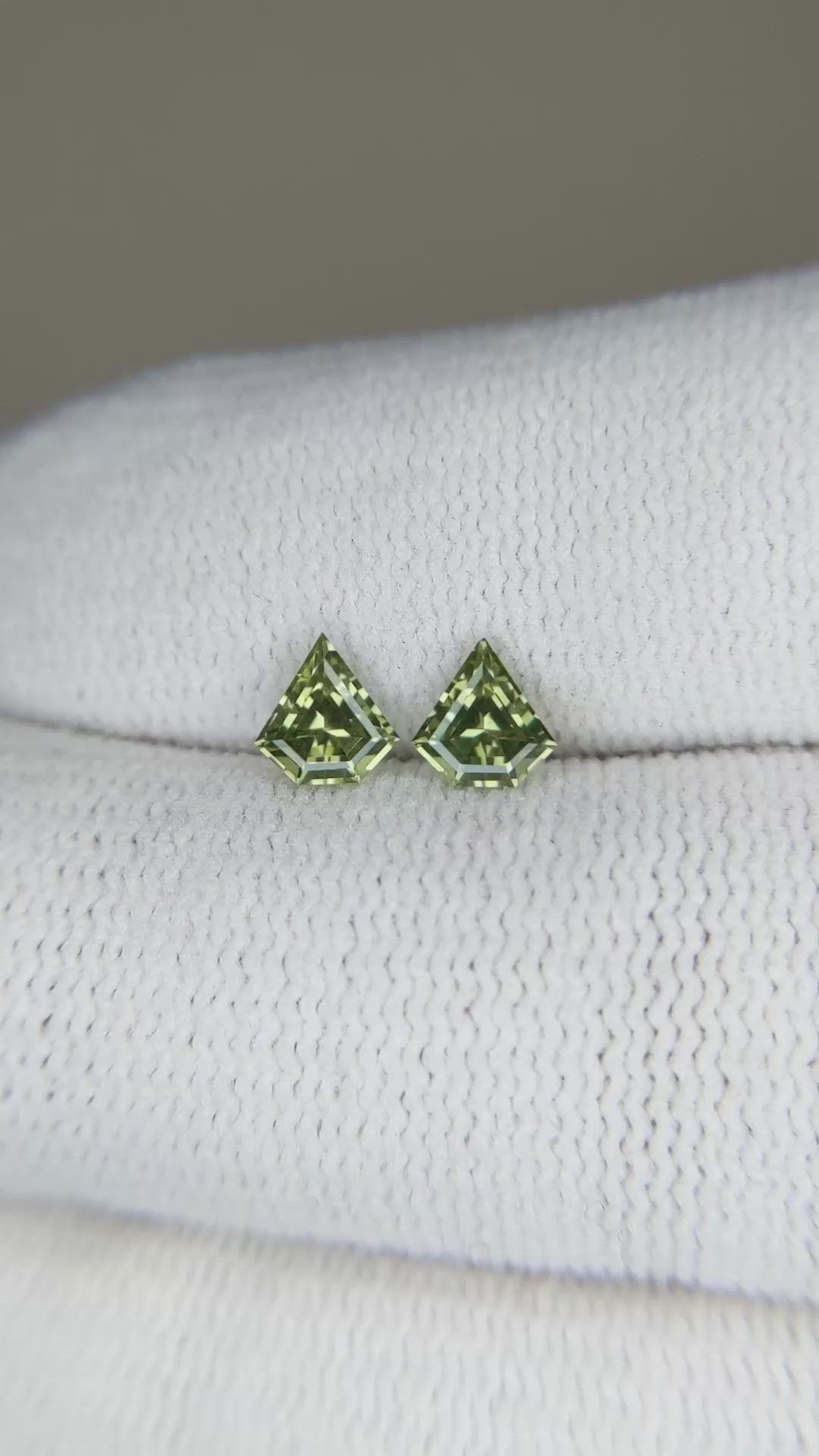0.90&nbsp;Ct.Tw.Total Carat Weight Green Sapphire Pair from Ceylon (Sri Lanka) Size Video