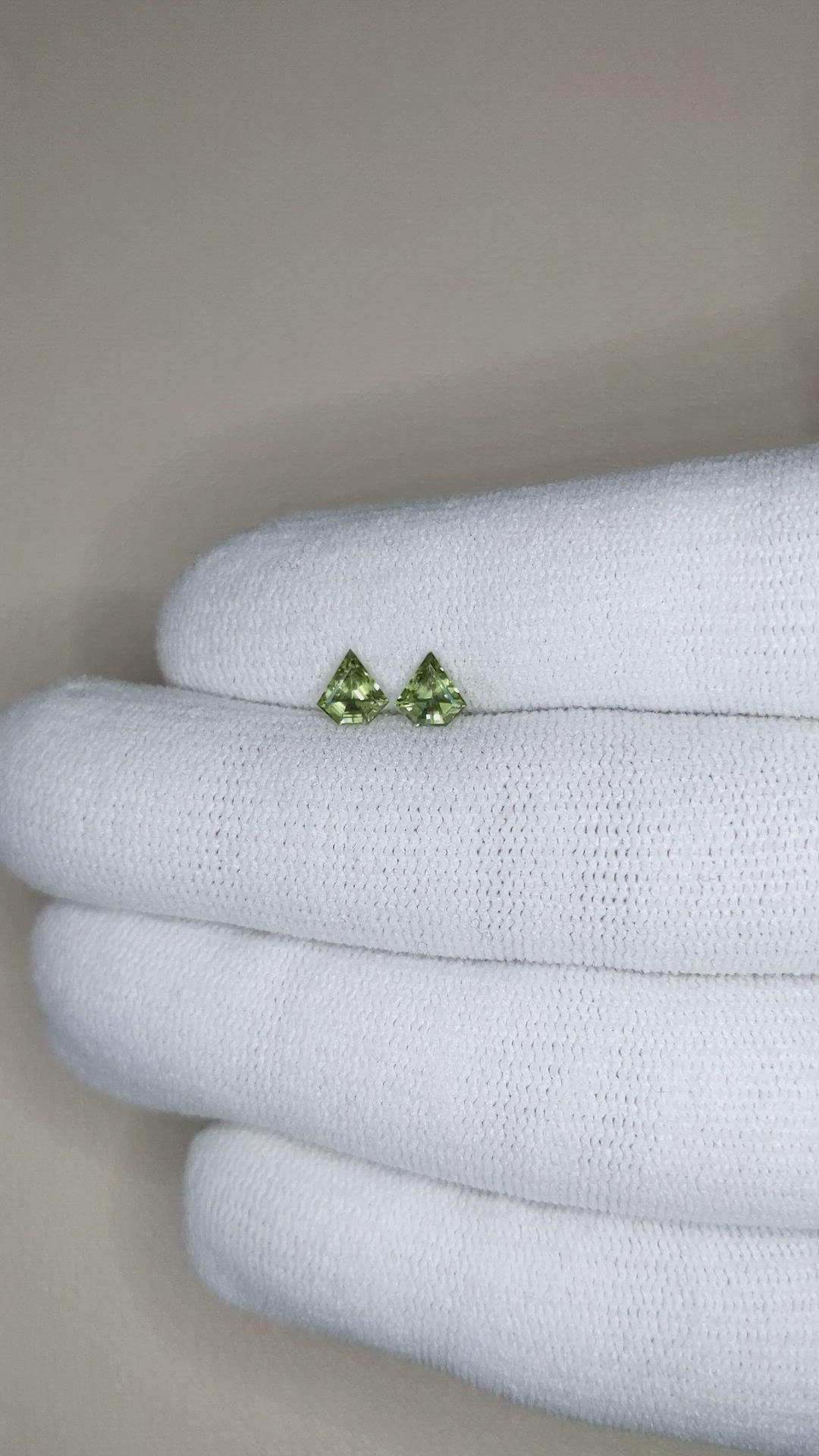 0.90&nbsp;Ct.Tw.Total Carat Weight Green Sapphire Pair from Ceylon (Sri Lanka) Size Video