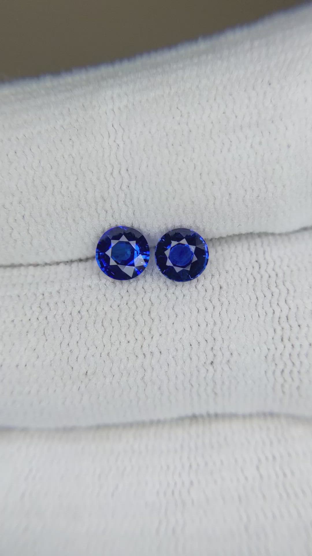 1.25&nbsp;Ct.Tw.Total Carat Weight Blue Sapphire Pair from Ceylon (Sri Lanka) Size Video