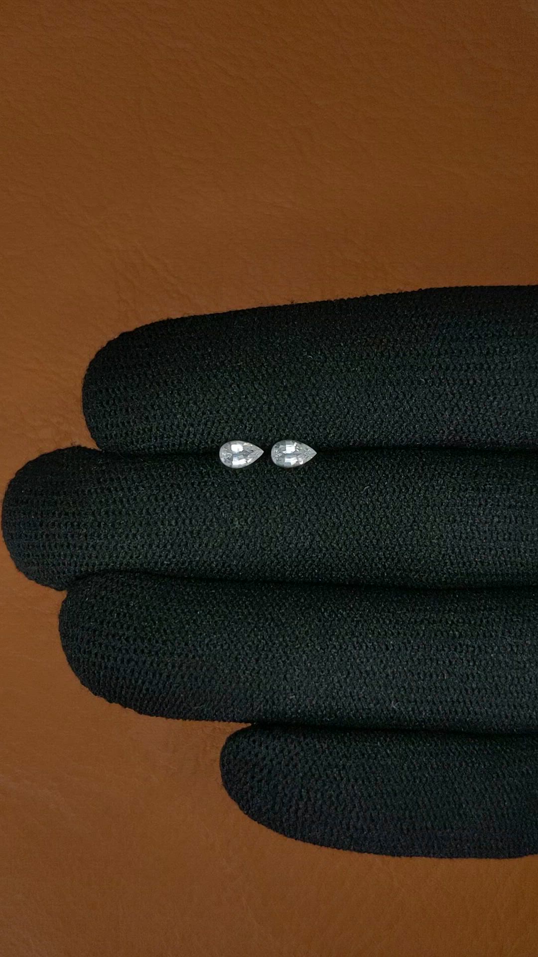 0.56&nbsp;Ct.Tw.Total Carat Weight White Sapphire Pair from Ceylon (Sri Lanka) Size Video