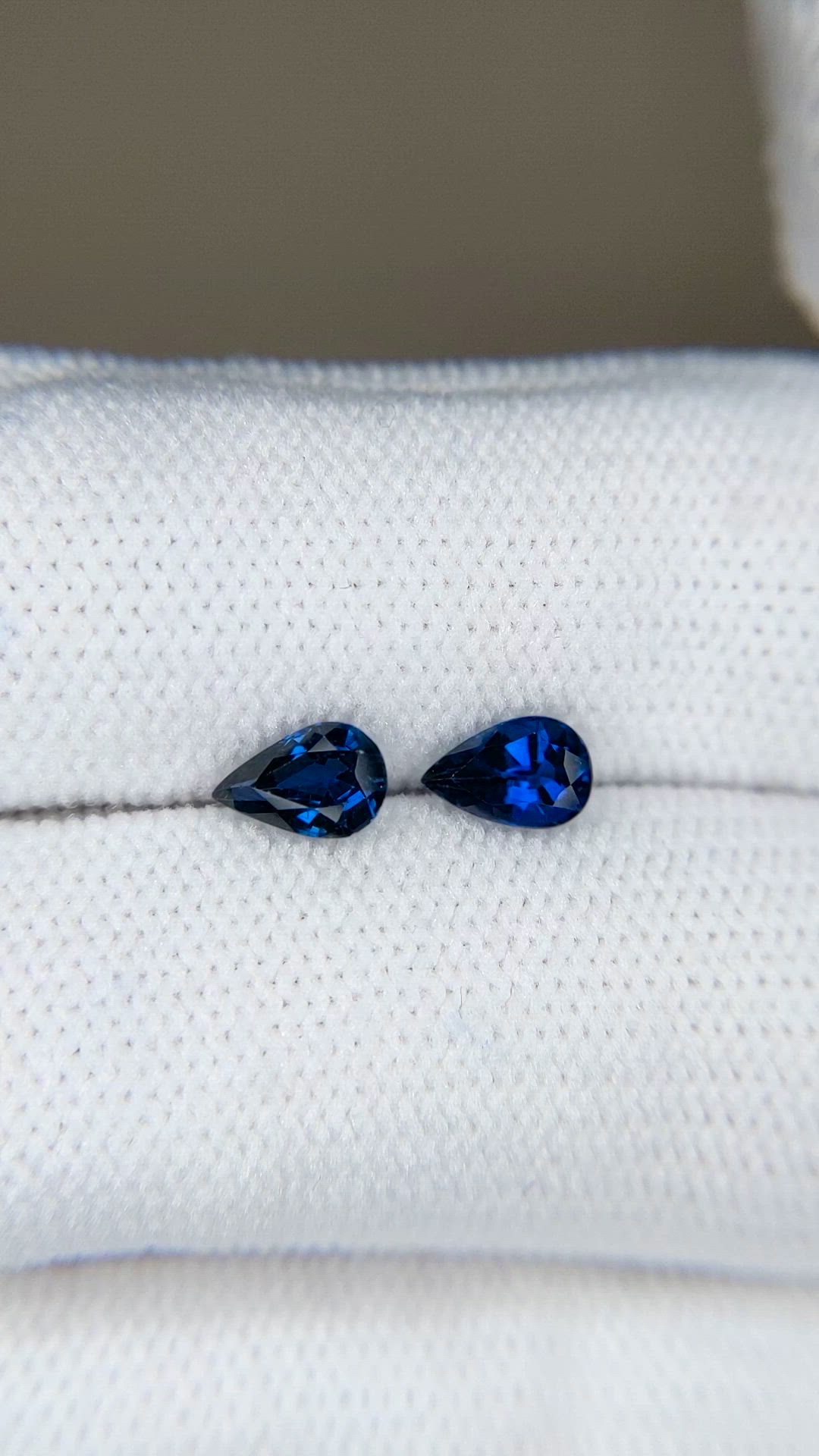 1.07&nbsp;Ct.Tw.Total Carat Weight Blue Sapphire Pair from Ceylon (Sri Lanka) Size Video