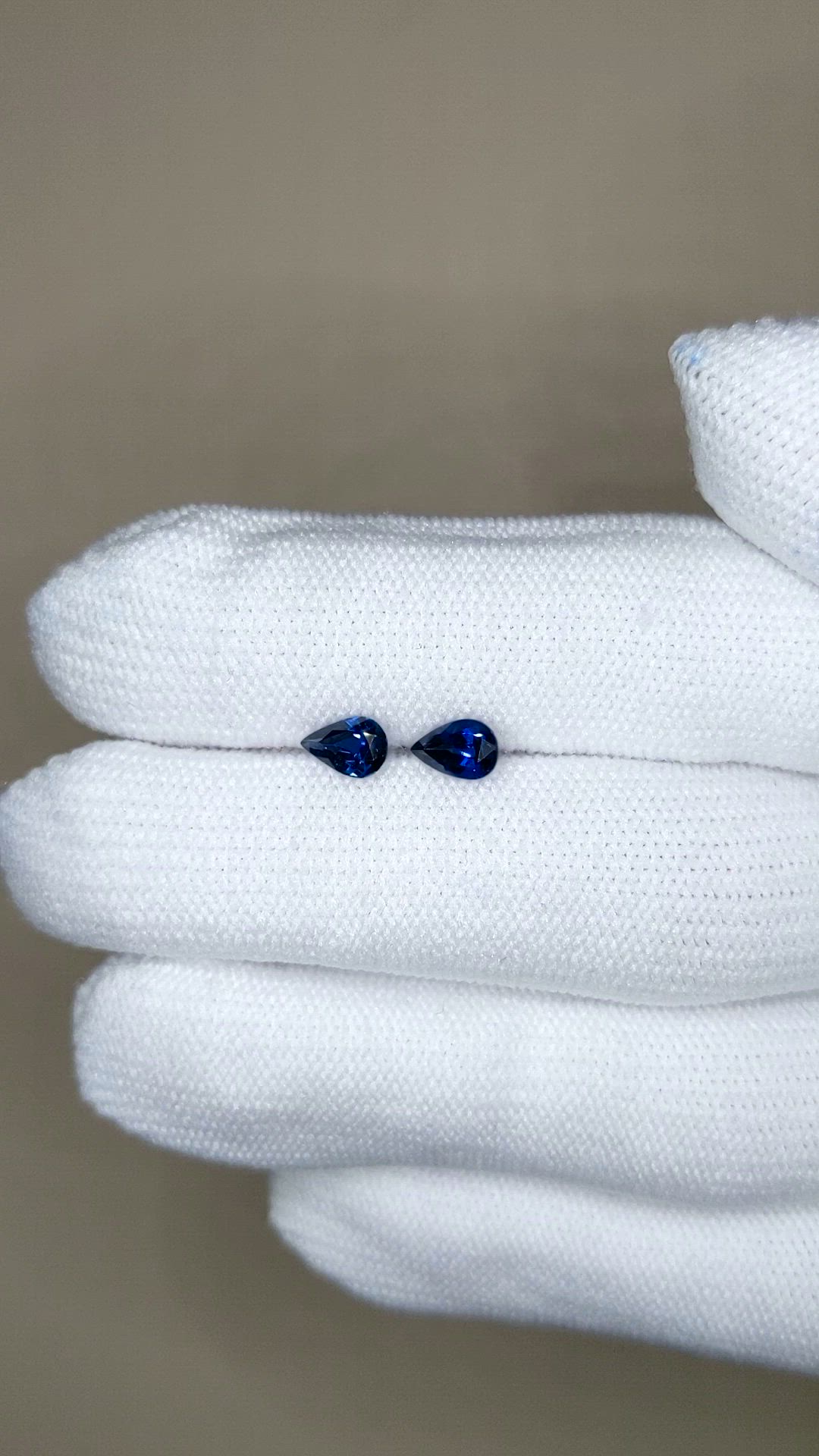 1.07&nbsp;Ct.Tw.Total Carat Weight Blue Sapphire Pair from Ceylon (Sri Lanka) Size Video