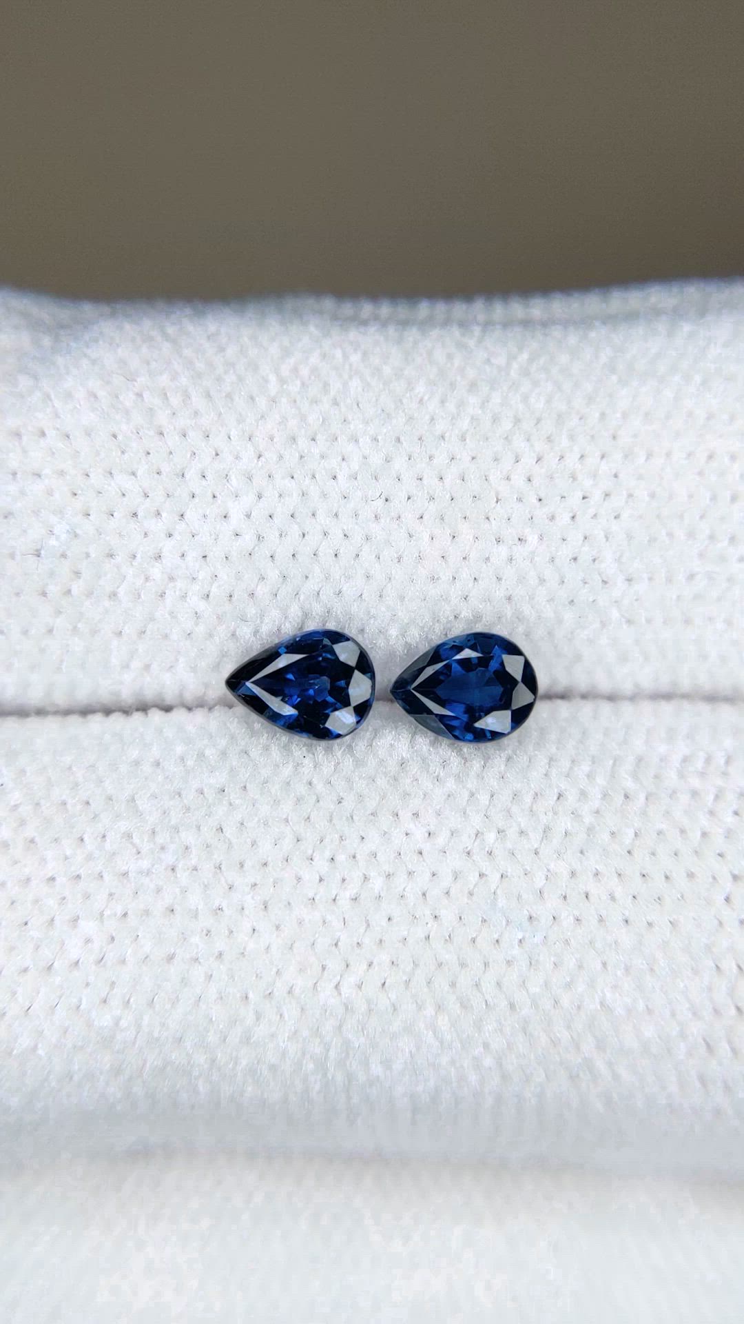1.04&nbsp;Ct.Tw.Total Carat Weight Blue Sapphire Pair from Ceylon (Sri Lanka) Size Video