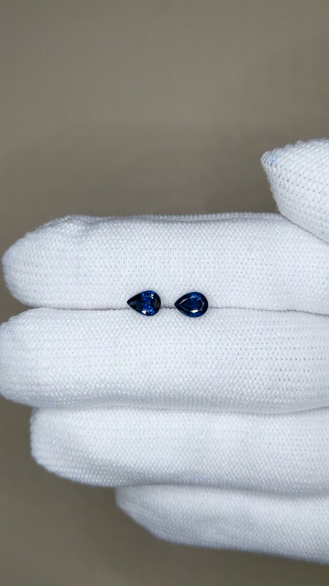 1.04&nbsp;Ct.Tw.Total Carat Weight Blue Sapphire Pair from Ceylon (Sri Lanka) Size Video