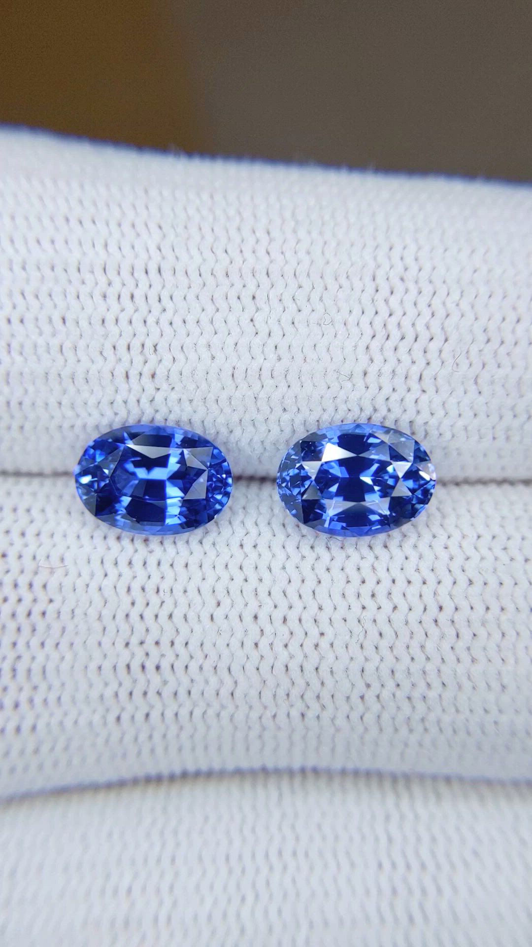 4.17&nbsp;Ct.Tw.Total Carat Weight Blue Sapphire Pair from Ceylon (Sri Lanka) Size Video
