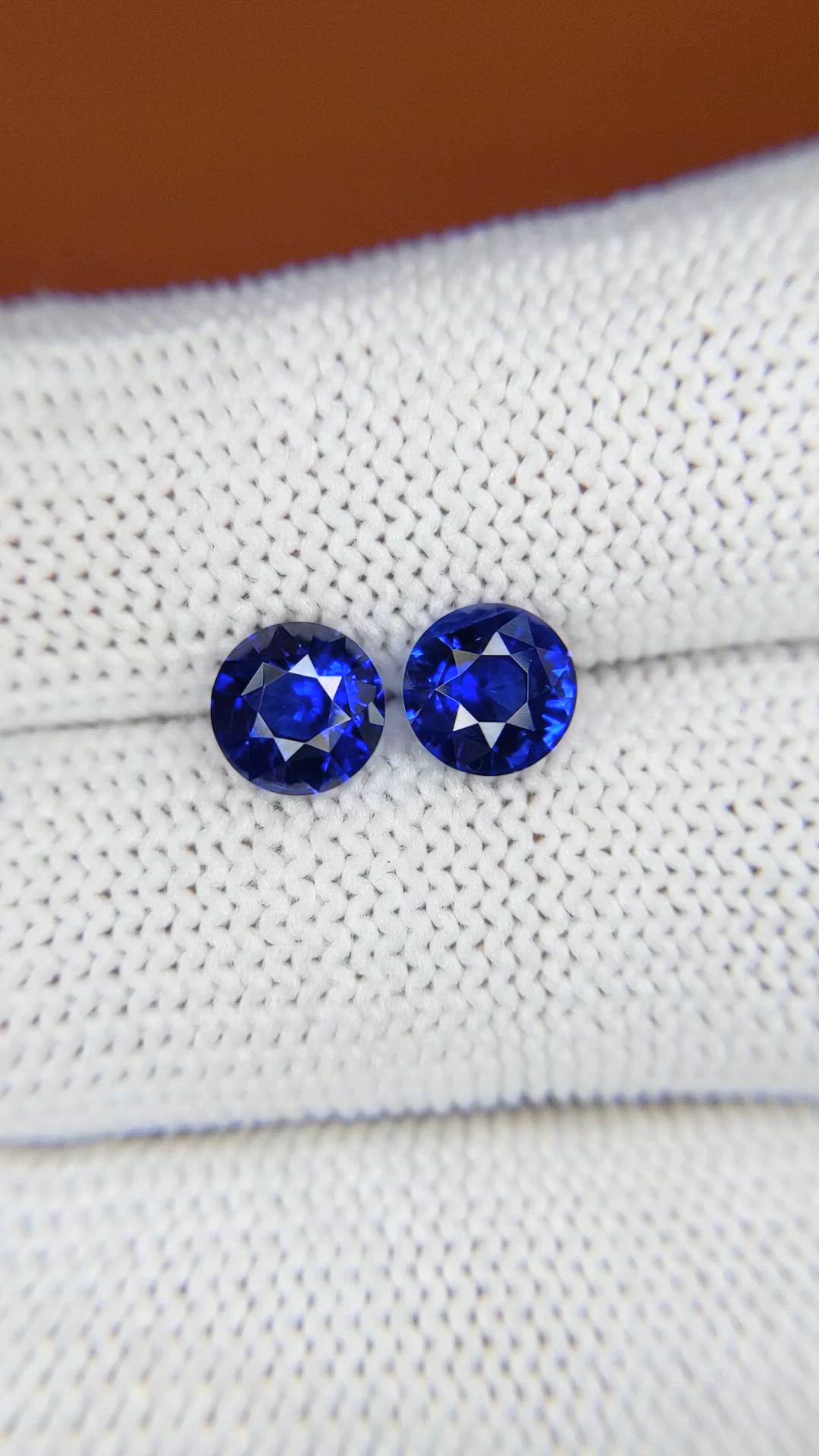 2.42&nbsp;Ct.Tw.Total Carat Weight Blue Sapphire Pair from Ceylon (Sri Lanka) Size Video