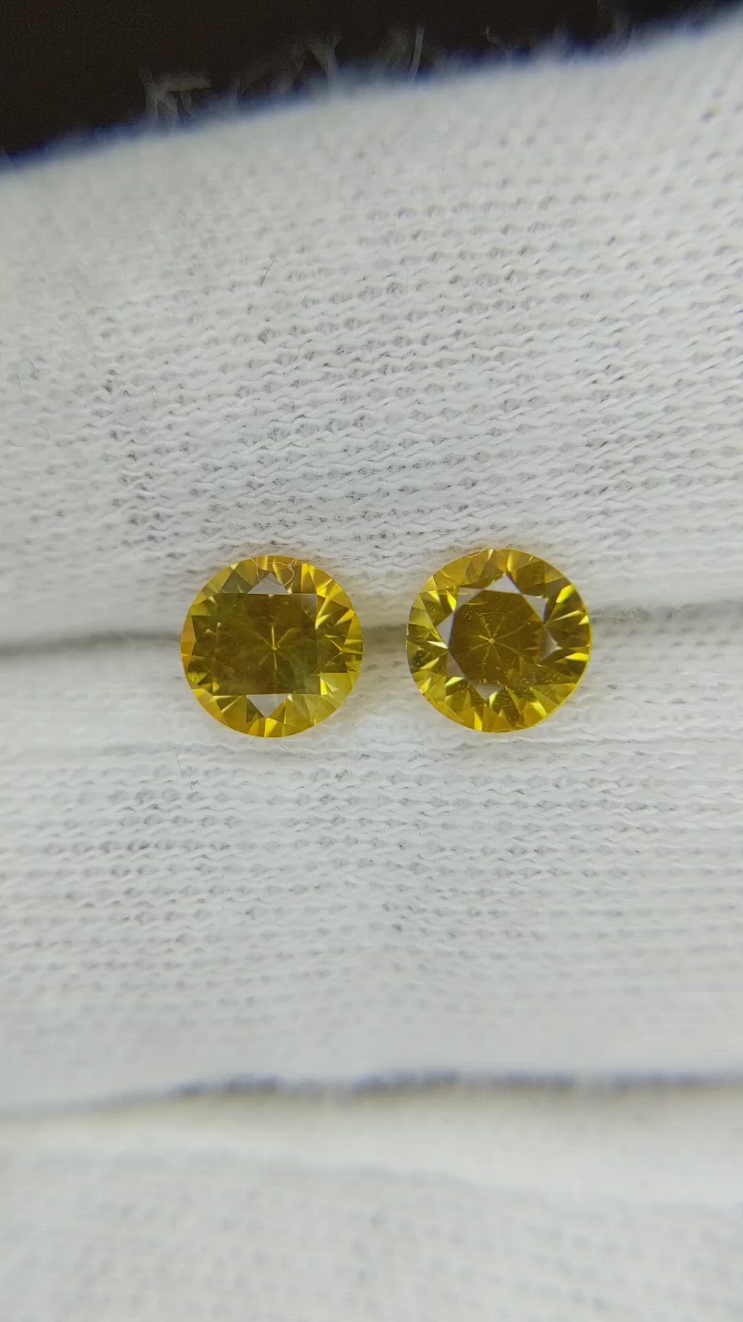 1.56&nbsp;Ct.Tw.Total Carat Weight Orangish Yellow Sapphire Pair from Ceylon (Sri Lanka) Size Video