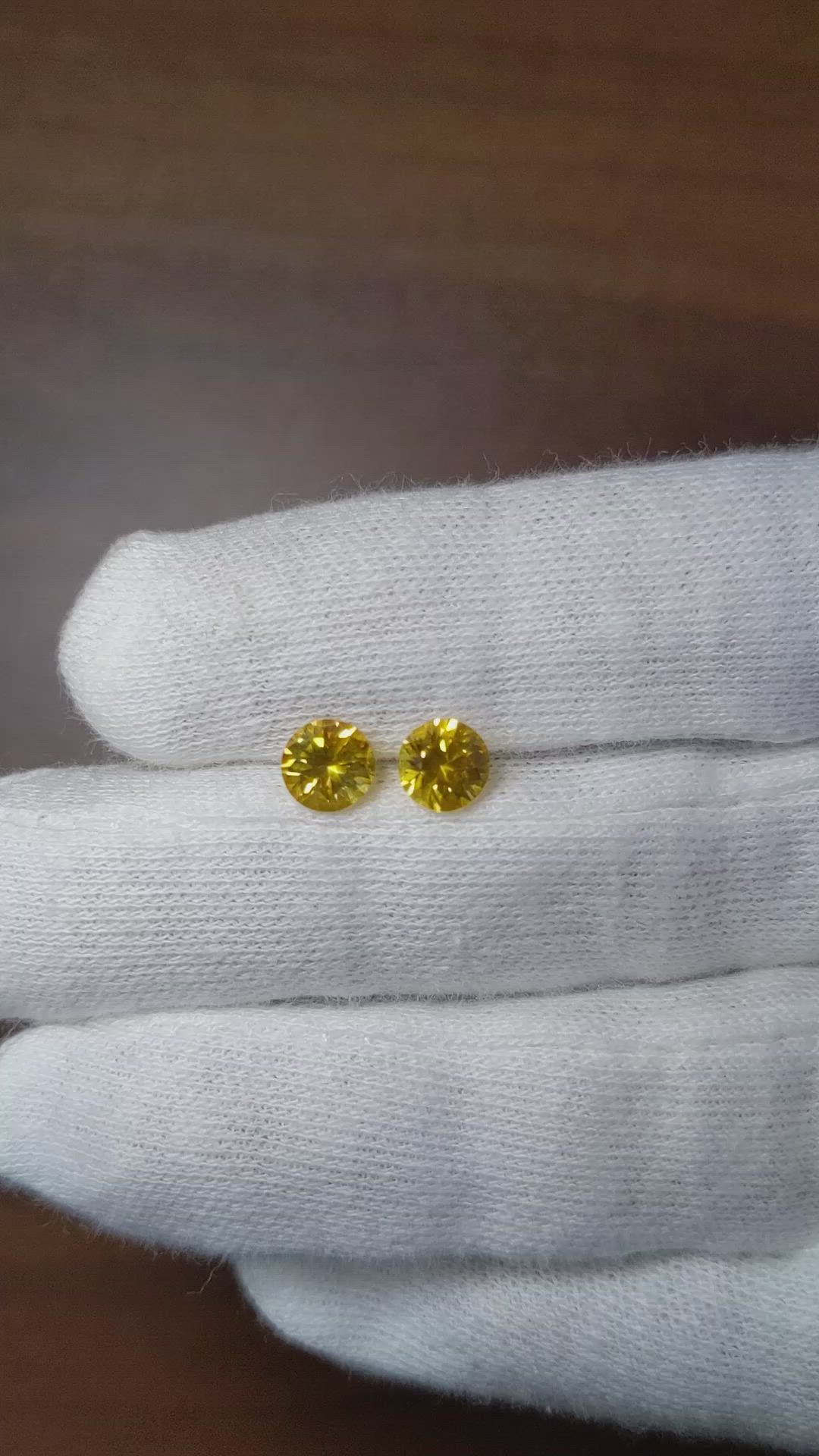 1.56&nbsp;Ct.Tw.Total Carat Weight Orangish Yellow Sapphire Pair from Ceylon (Sri Lanka) Size Video