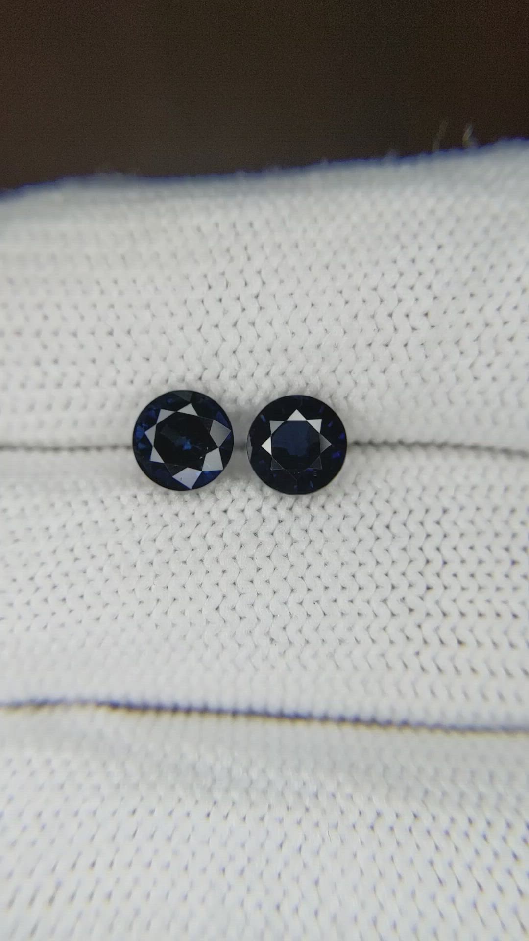 1.80&nbsp;Ct.Tw.Total Carat Weight Blue Sapphire Pair from Thailand Size Video