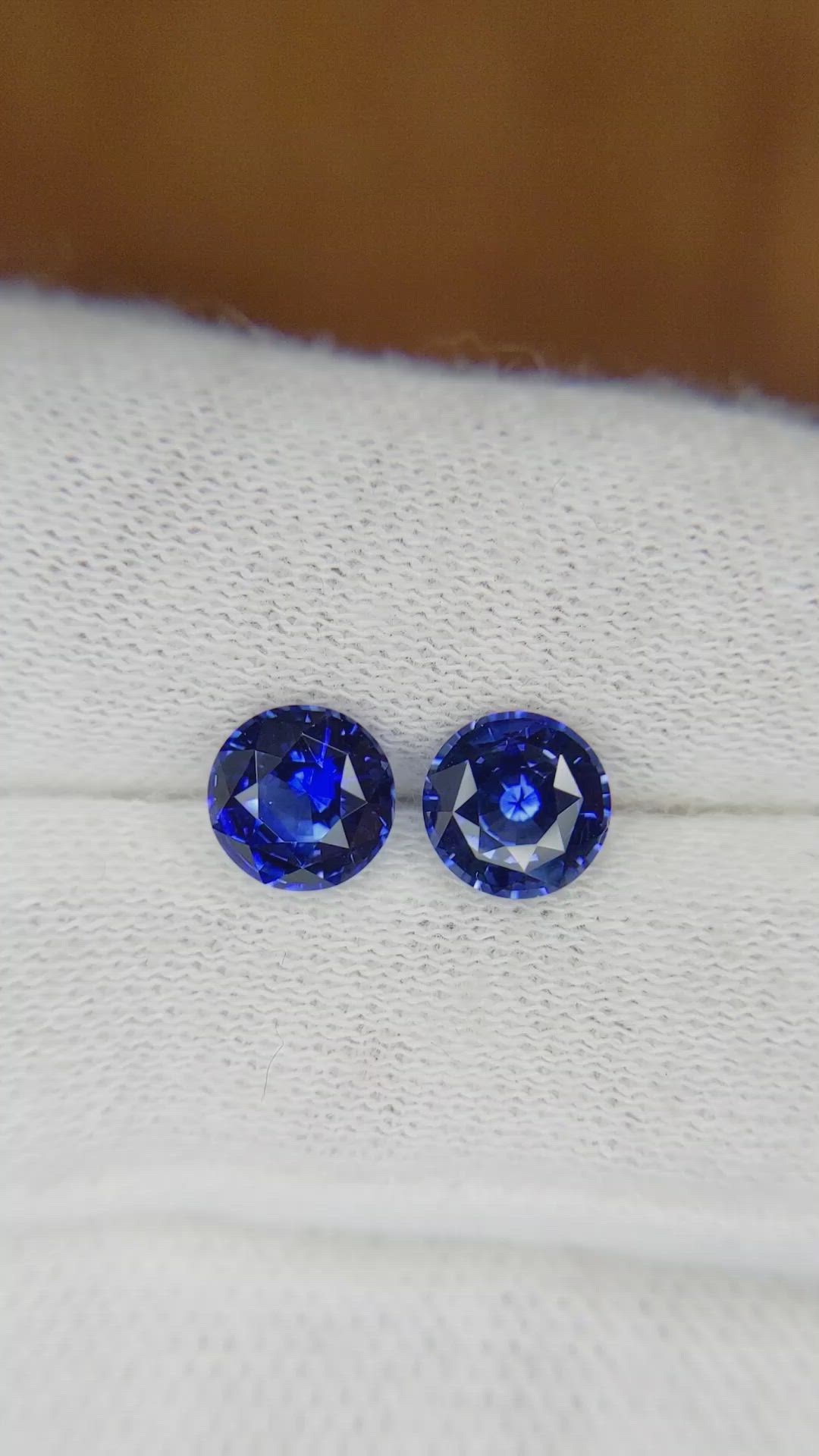 2.66&nbsp;Ct.Tw.Total Carat Weight Blue Sapphire Pair from Ceylon (Sri Lanka) Size Video