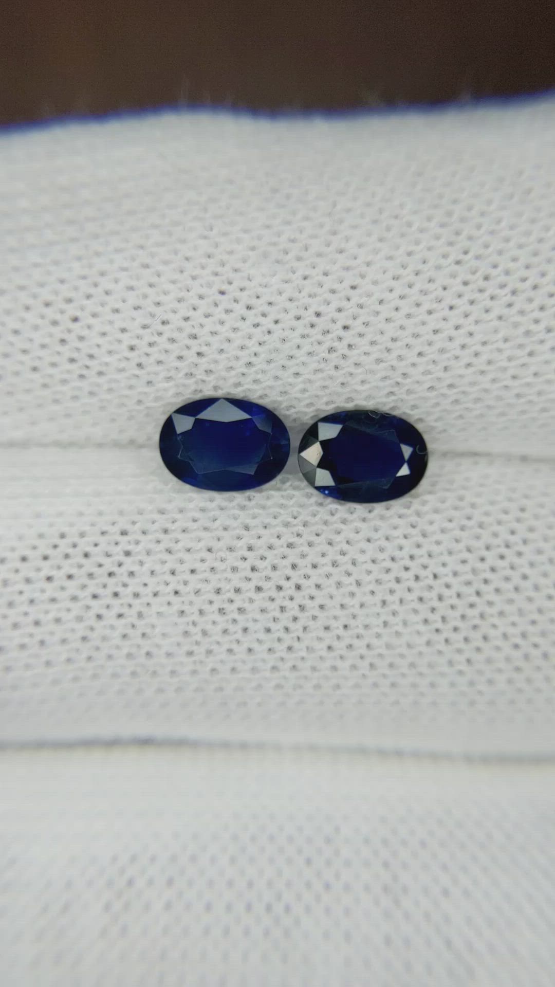 1.76&nbsp;Ct.Tw.Total Carat Weight Blue Sapphire Pair from Thailand Size Video