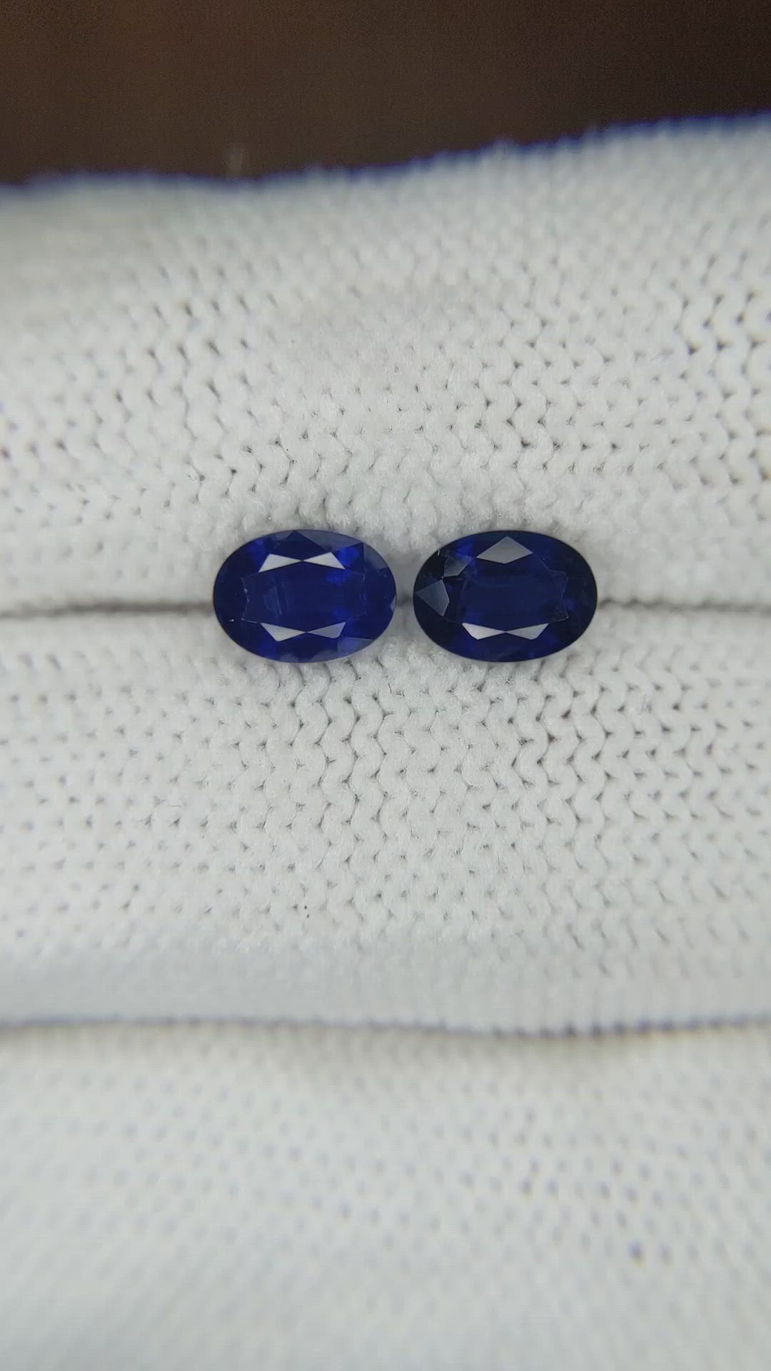 2.27&nbsp;Ct.Tw.Total Carat Weight Blue Sapphire Pair from Thailand Size Video