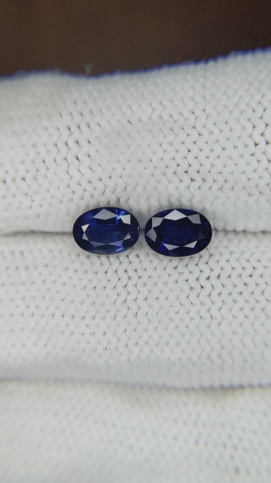 2.09&nbsp;Ct.Tw.Total Carat Weight Blue Sapphire Pair from Thailand Size Video