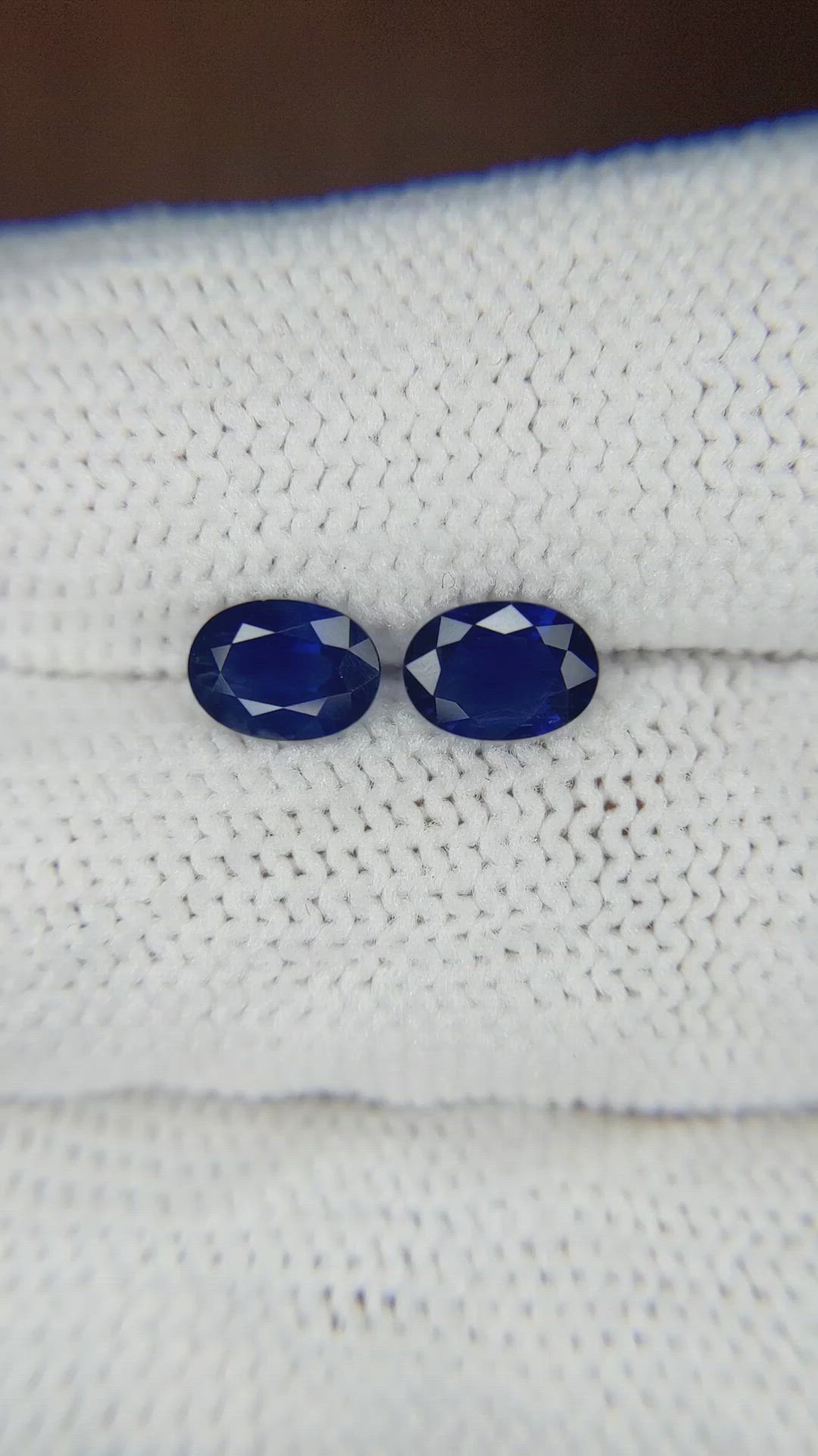 1.72&nbsp;Ct.Tw.Total Carat Weight Blue Sapphire Pair from Thailand Size Video