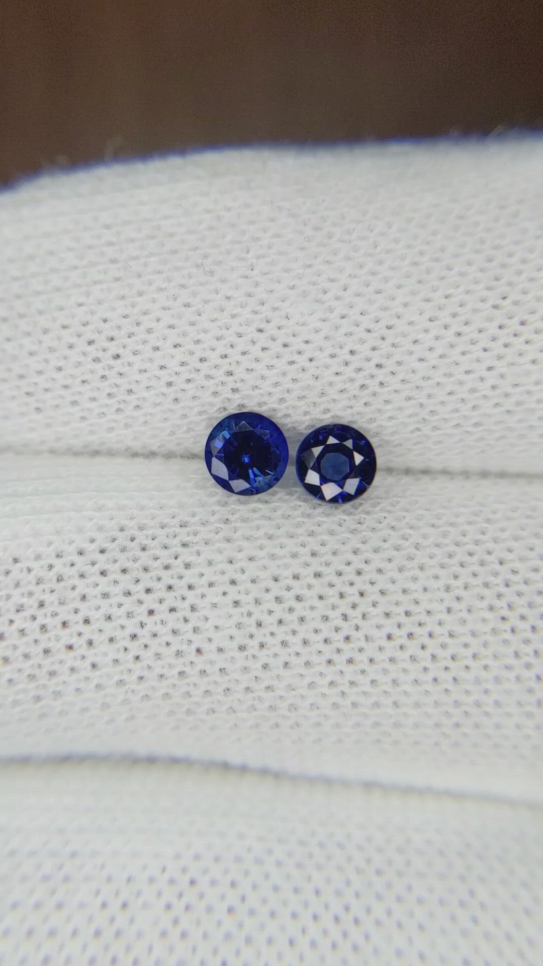 1.03&nbsp;Ct.Tw.Total Carat Weight Blue Sapphire Pair from Thailand Size Video