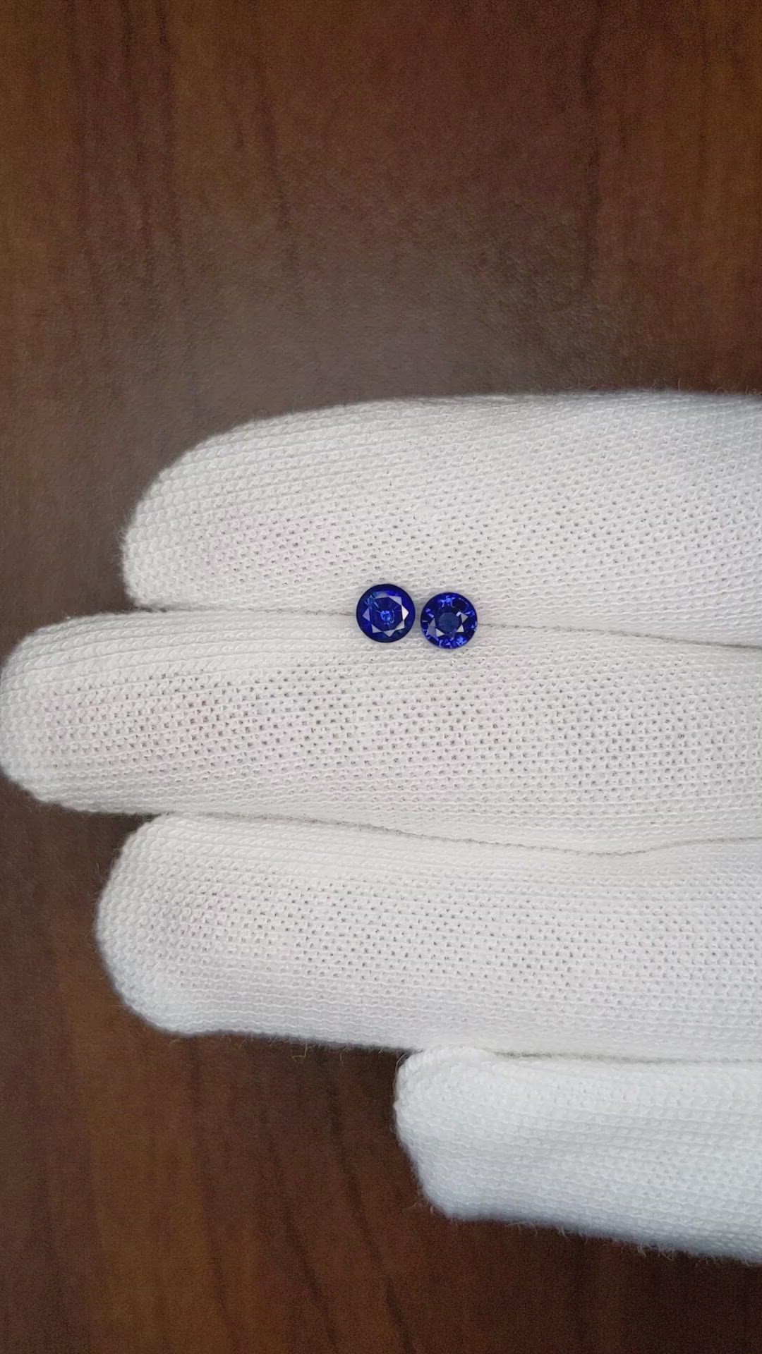 1.03&nbsp;Ct.Tw.Total Carat Weight Blue Sapphire Pair from Thailand Size Video