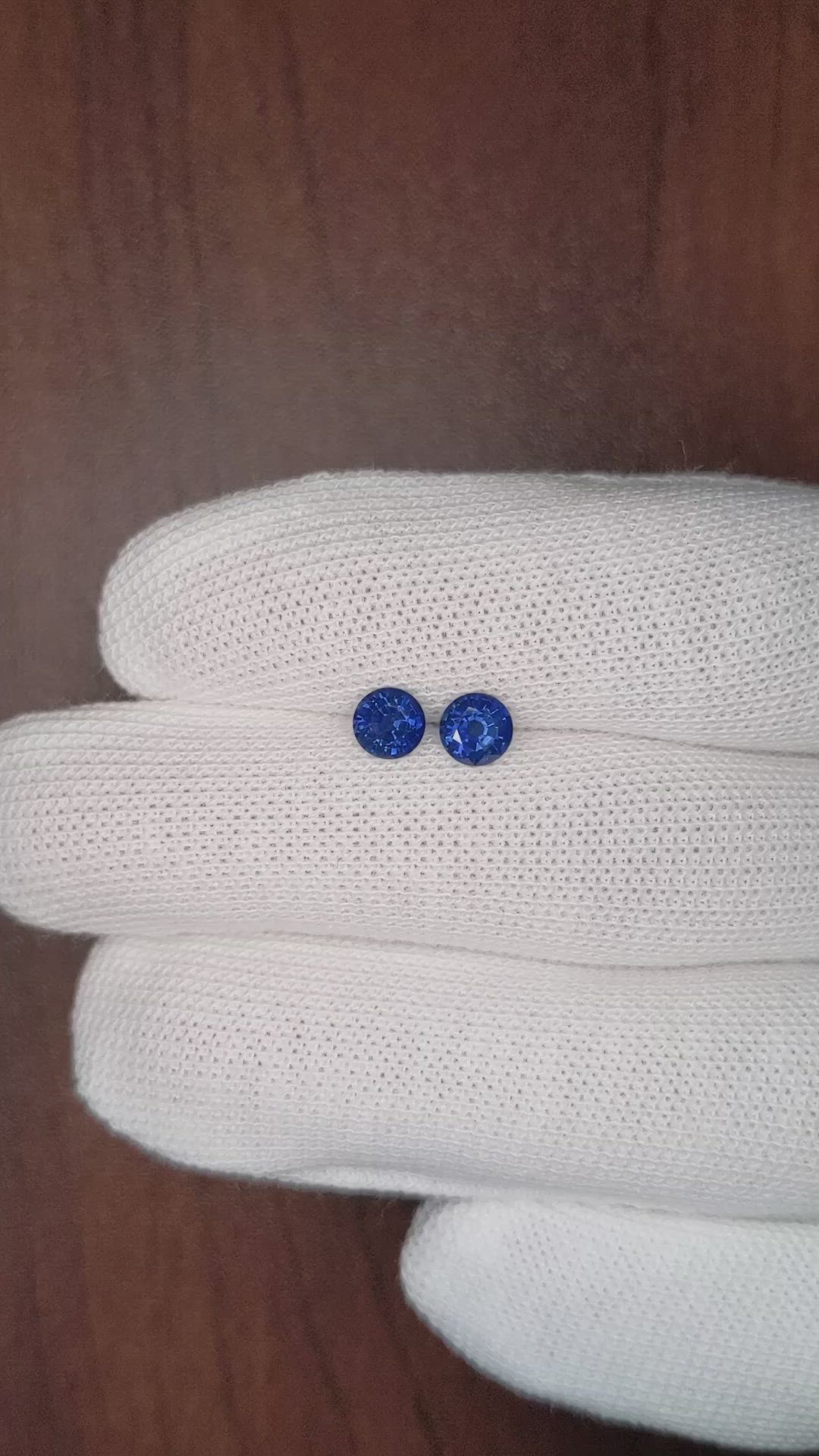 1.24&nbsp;Ct.Tw.Total Carat Weight Blue Sapphire Pair from Thailand Size Video