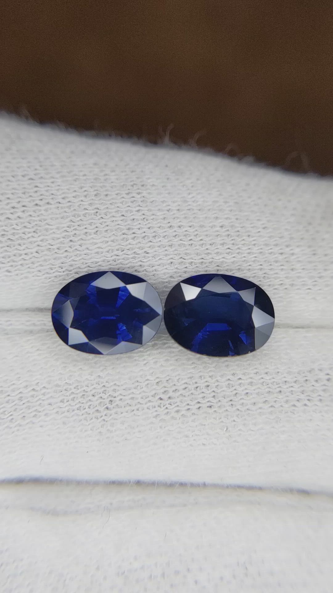 5.07&nbsp;Ct.Tw.Total Carat Weight Blue Sapphire Pair from Ceylon (Sri Lanka) Size Video