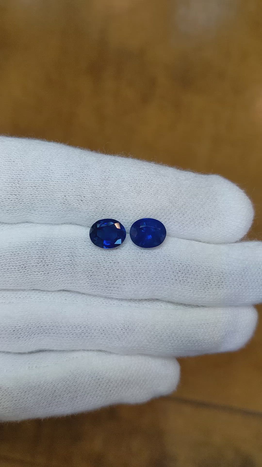 4.06&nbsp;Ct.Tw.Total Carat Weight Blue Sapphire Pair from Ceylon (Sri Lanka) Size Video