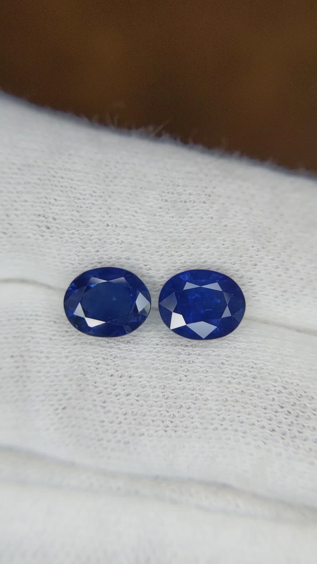 4.06&nbsp;Ct.Tw.Total Carat Weight Blue Sapphire Pair from Ceylon (Sri Lanka) Size Video