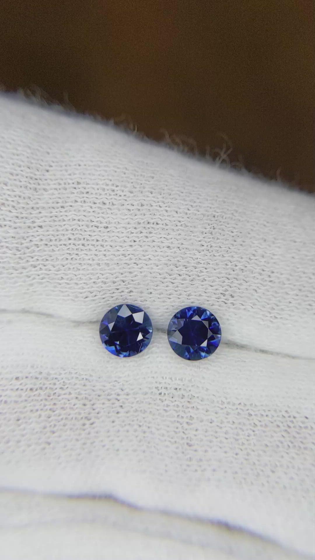 1.27&nbsp;Ct.Tw.Total Carat Weight Blue Sapphire Pair from Ceylon (Sri Lanka) Size Video