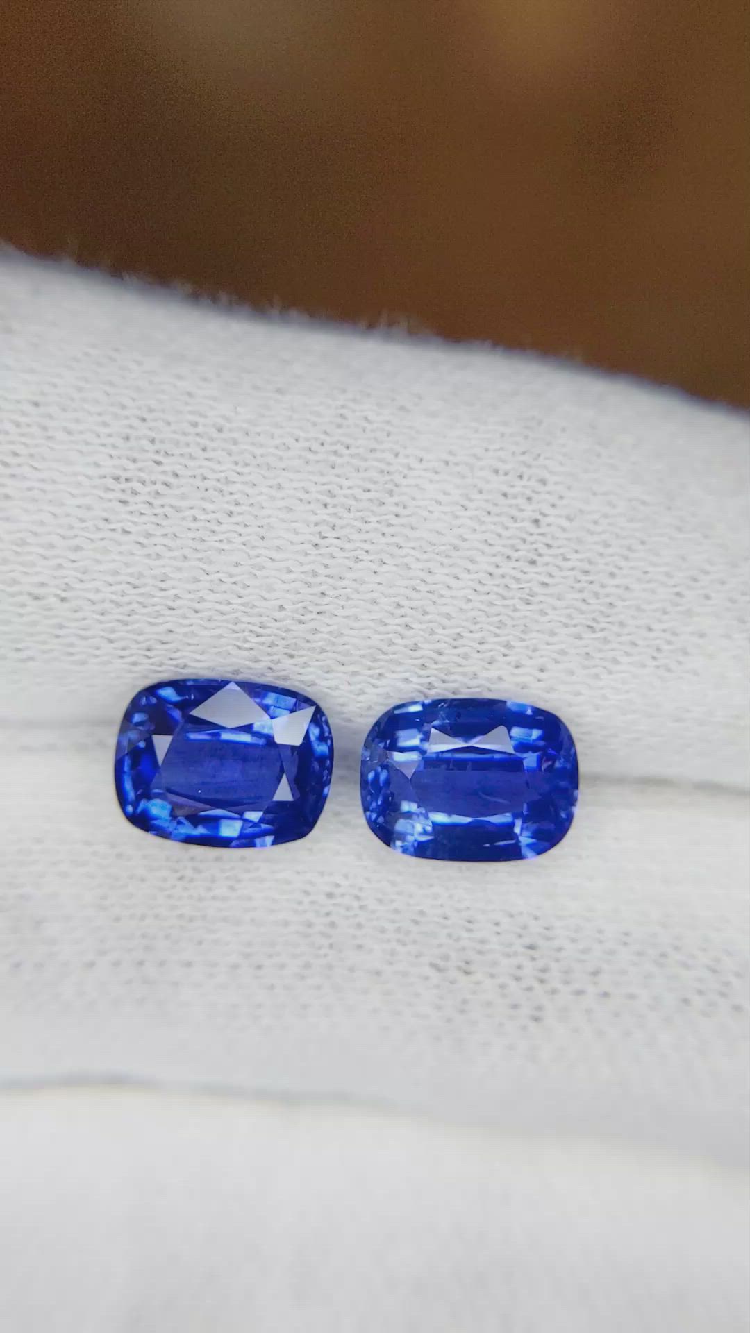 4.35&nbsp;Ct.Tw.Total Carat Weight Blue Sapphire Pair from Ceylon (Sri Lanka) Size Video