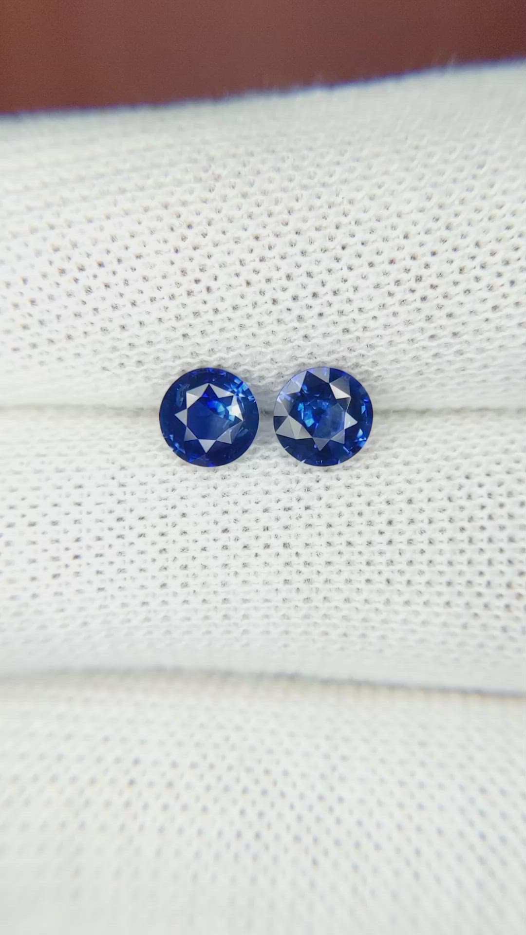 1.37&nbsp;Ct.Tw.Total Carat Weight Blue Sapphire Pair from Ceylon (Sri Lanka) Size Video