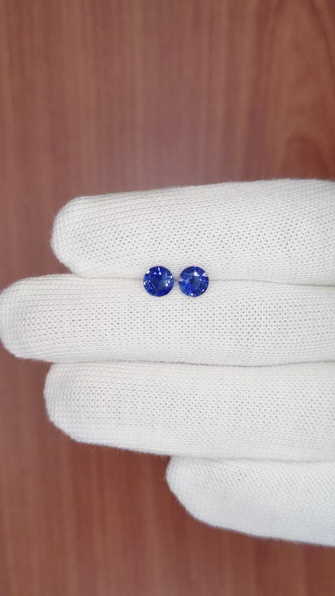 1.37&nbsp;Ct.Tw.Total Carat Weight Blue Sapphire Pair from Ceylon (Sri Lanka) Size Video