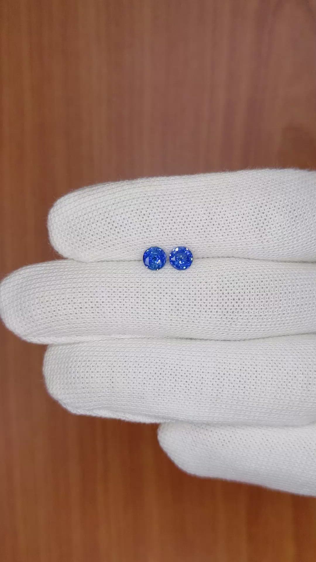 1.05&nbsp;Ct.Tw.Total Carat Weight Blue Sapphire Pair from Ceylon (Sri Lanka) Size Video