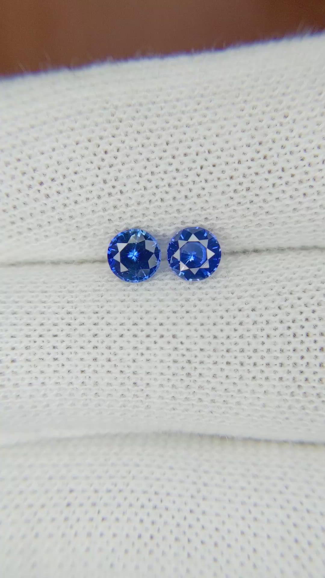 1.05&nbsp;Ct.Tw.Total Carat Weight Blue Sapphire Pair from Ceylon (Sri Lanka) Size Video