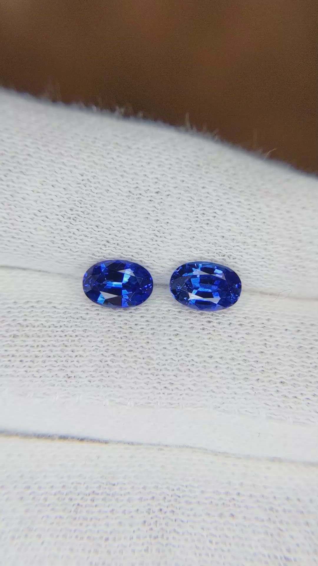 1.64&nbsp;Ct.Tw.Total Carat Weight Blue Sapphire Pair from Ceylon (Sri Lanka) Size Video
