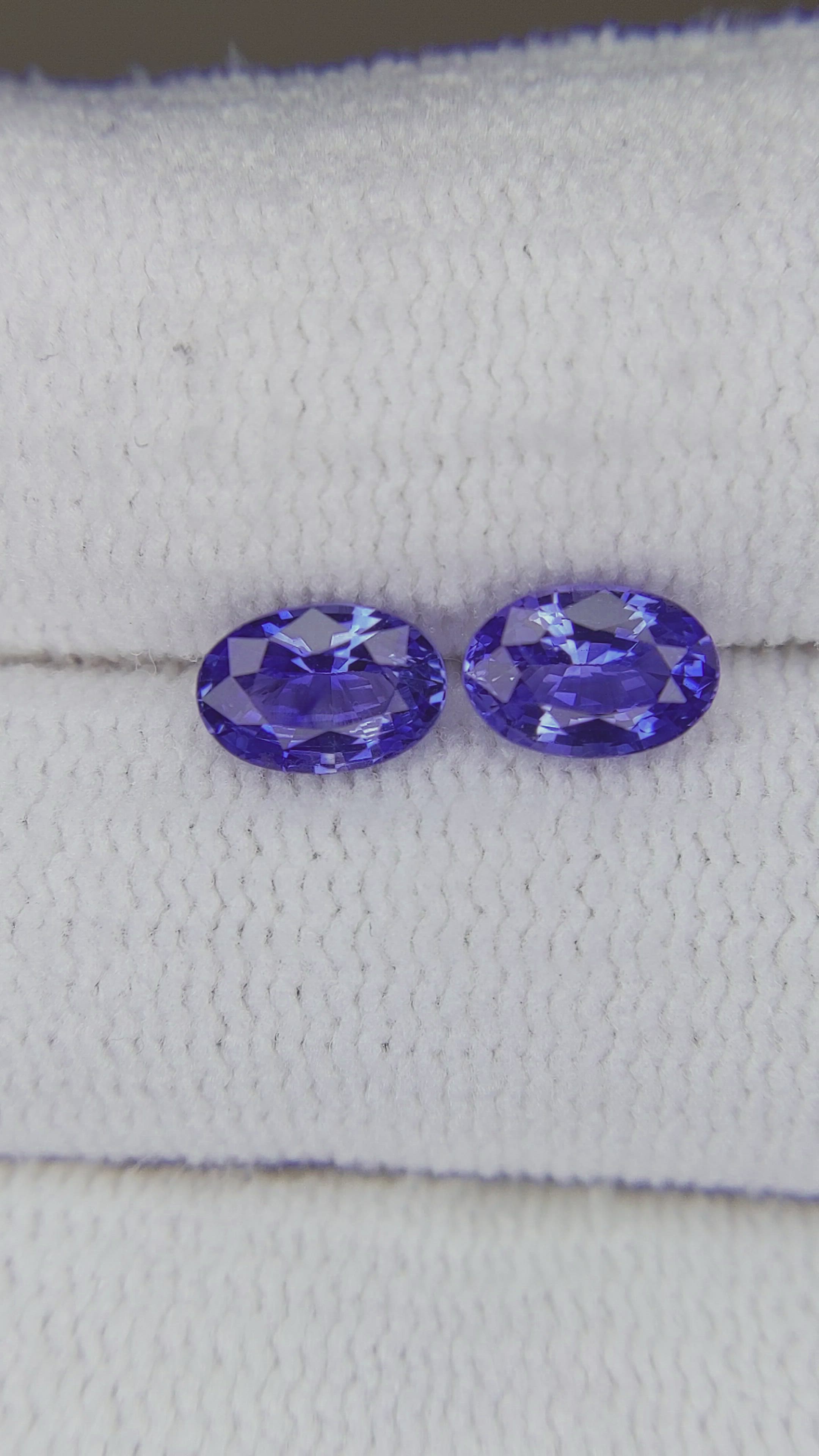 1.20&nbsp;Ct.Tw.Total Carat Weight Blue Sapphire Pair from Ceylon (Sri Lanka) Size Video