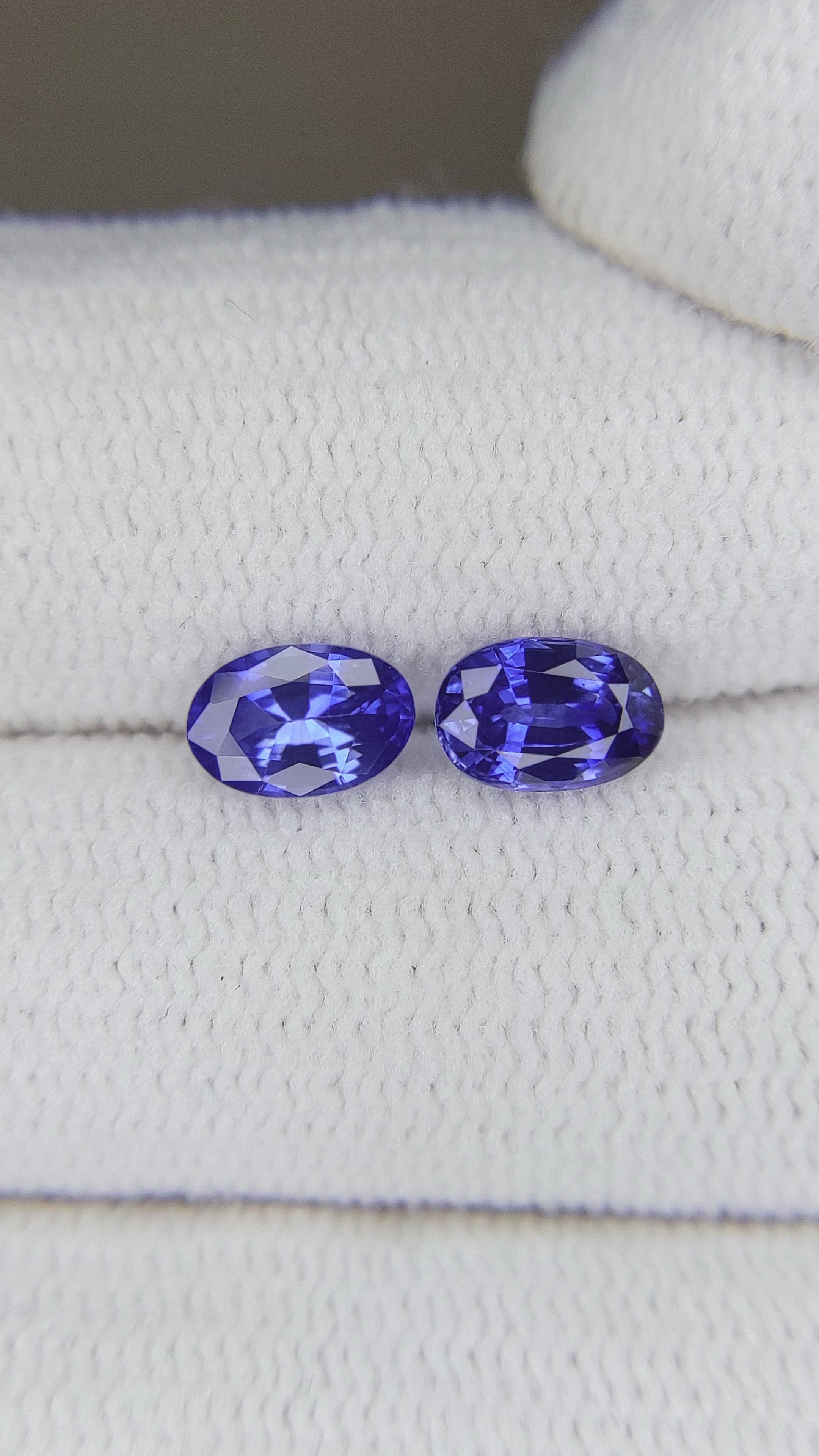 1.25&nbsp;Ct.Tw.Total Carat Weight Blue Sapphire Pair from Ceylon (Sri Lanka) Size Video