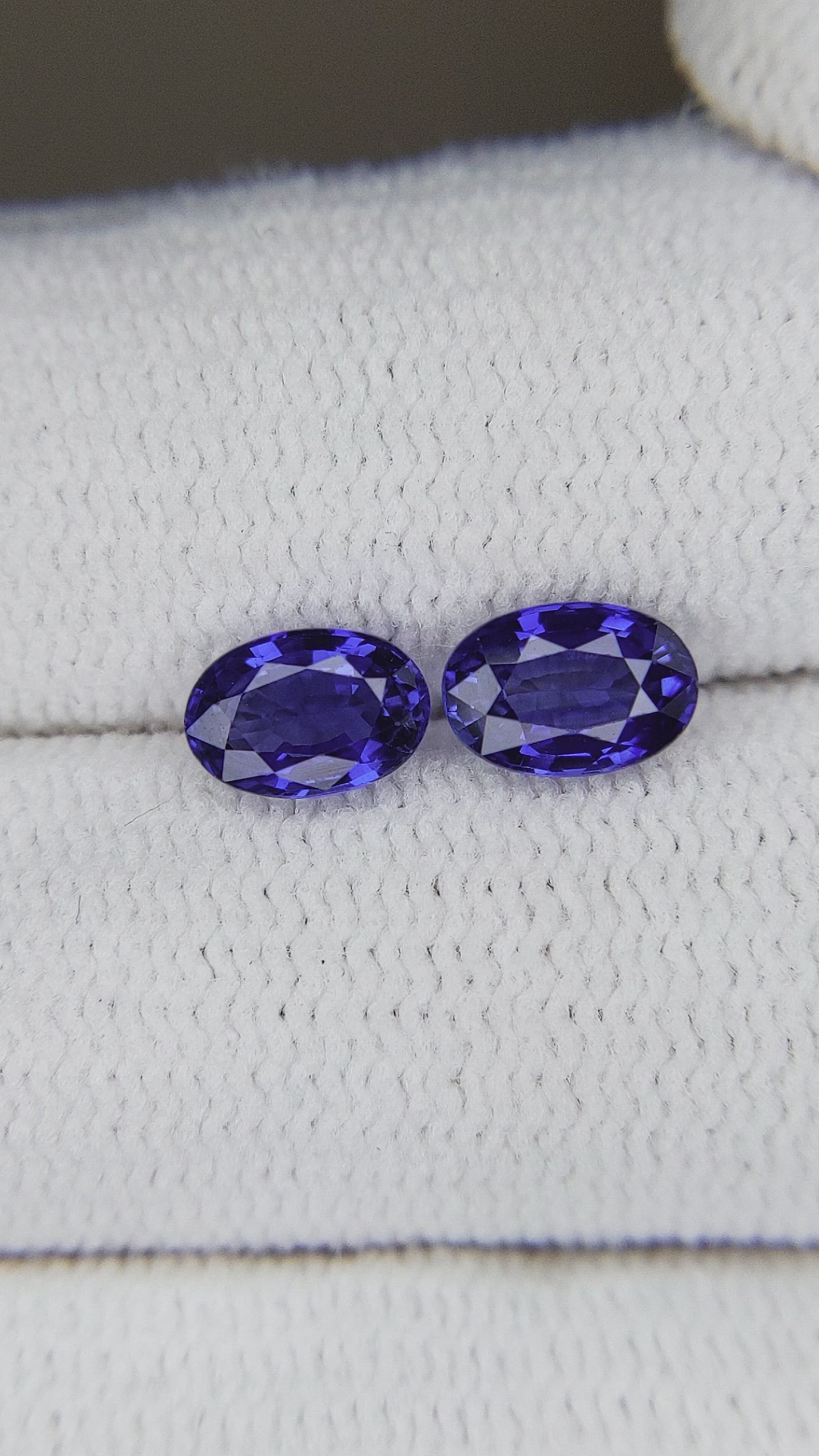 1.24&nbsp;Ct.Tw.Total Carat Weight Blue Sapphire Pair from Ceylon (Sri Lanka) Size Video
