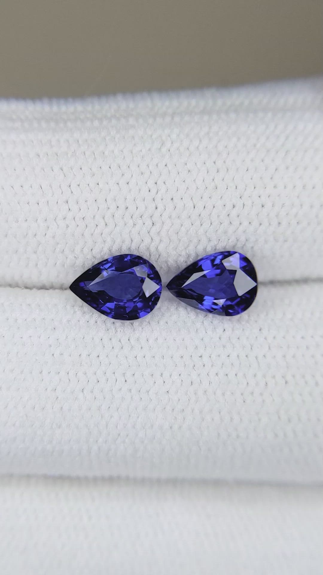 1.59&nbsp;Ct.Tw.Total Carat Weight Blue Sapphire Pair from Ceylon (Sri Lanka) Size Video