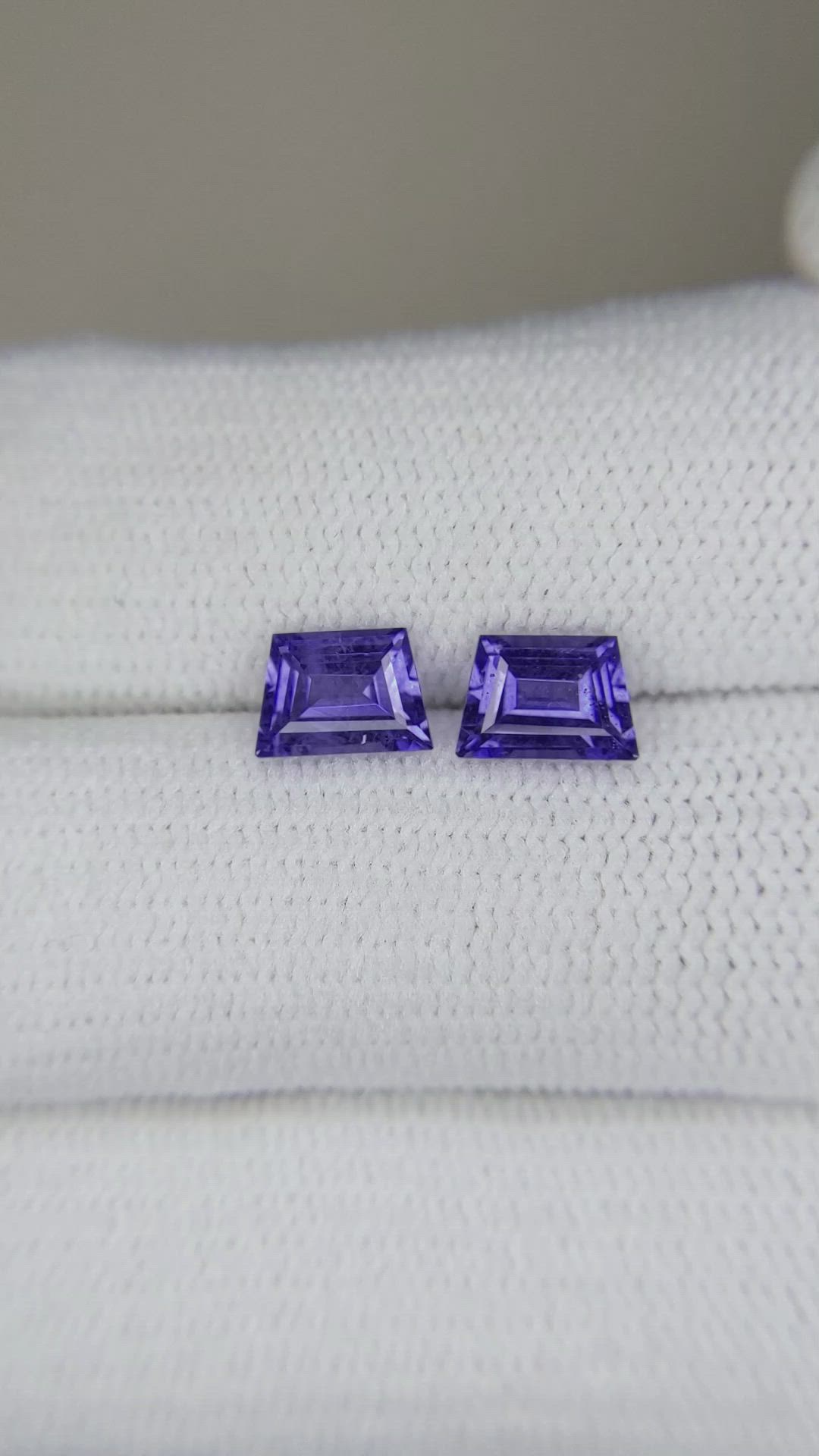 1.56&nbsp;Ct.Tw.Total Carat Weight Blue Sapphire Pair from Ceylon (Sri Lanka) Size Video