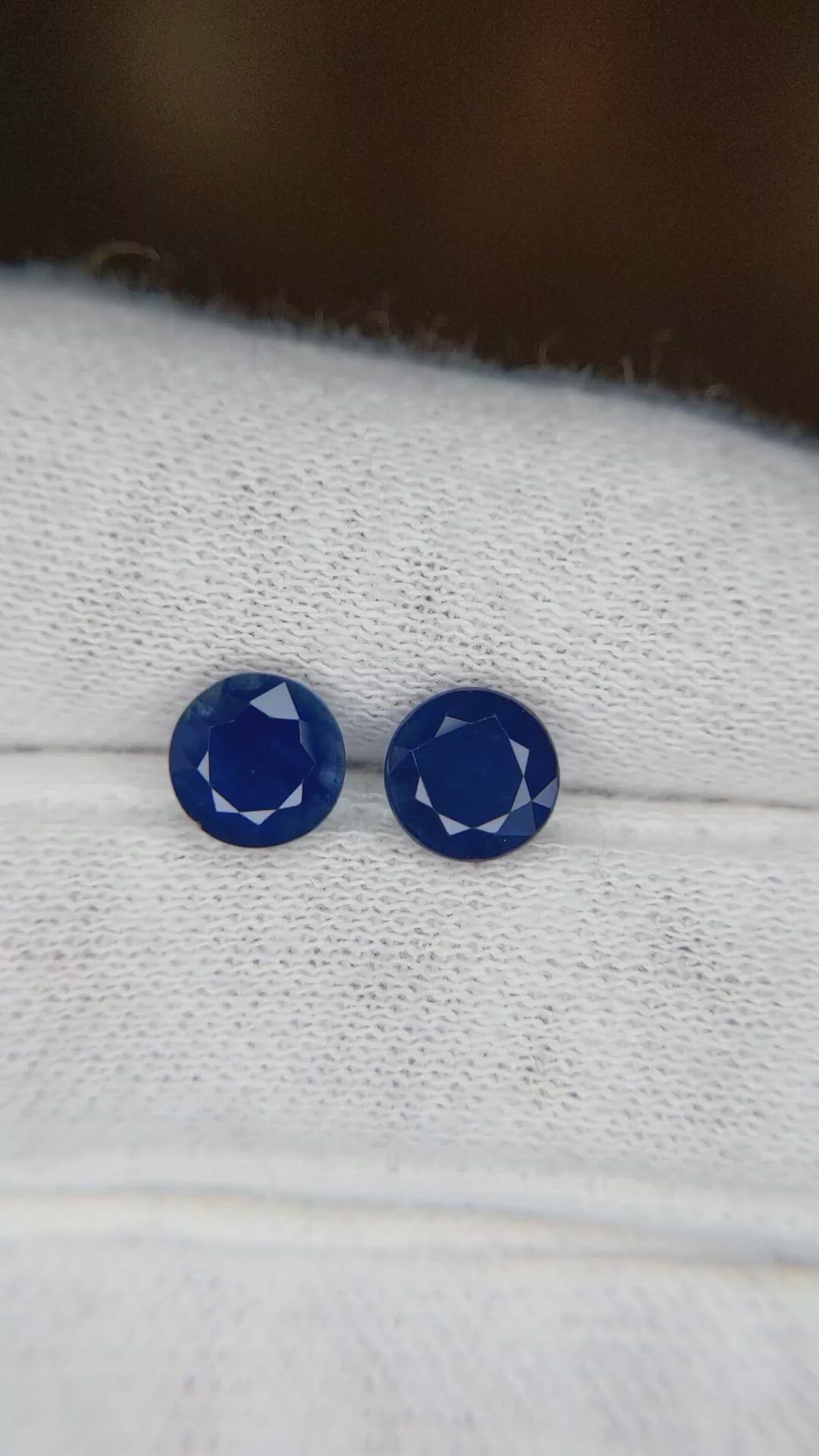 2.70&nbsp;Ct.Tw.Total Carat Weight Blue Sapphire Pair from Ceylon (Sri Lanka) Size Video