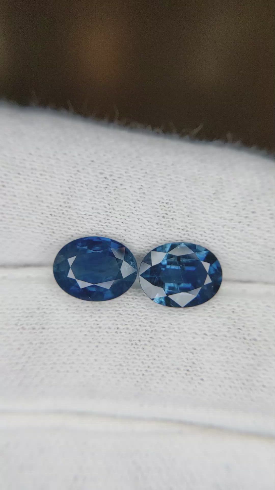 4.35&nbsp;Ct.Tw.Total Carat Weight Blue Sapphire Pair from Ceylon (Sri Lanka) Size Video