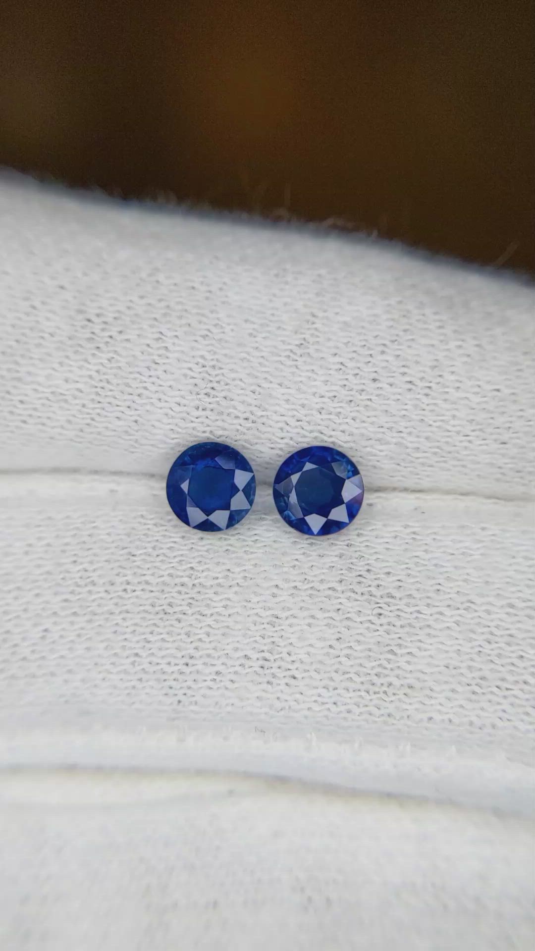 1.21&nbsp;Ct.Tw.Total Carat Weight Blue Sapphire Pair from Ceylon (Sri Lanka) Size Video