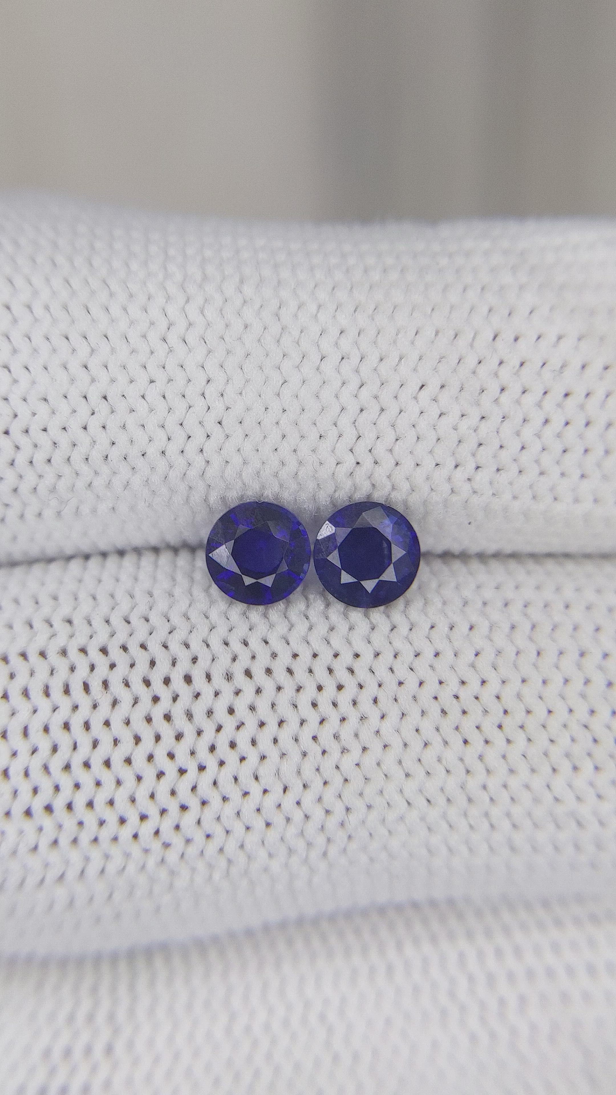 1.13&nbsp;Ct.Tw.Total Carat Weight Blue Sapphire Pair from Ceylon (Sri Lanka) Size Video