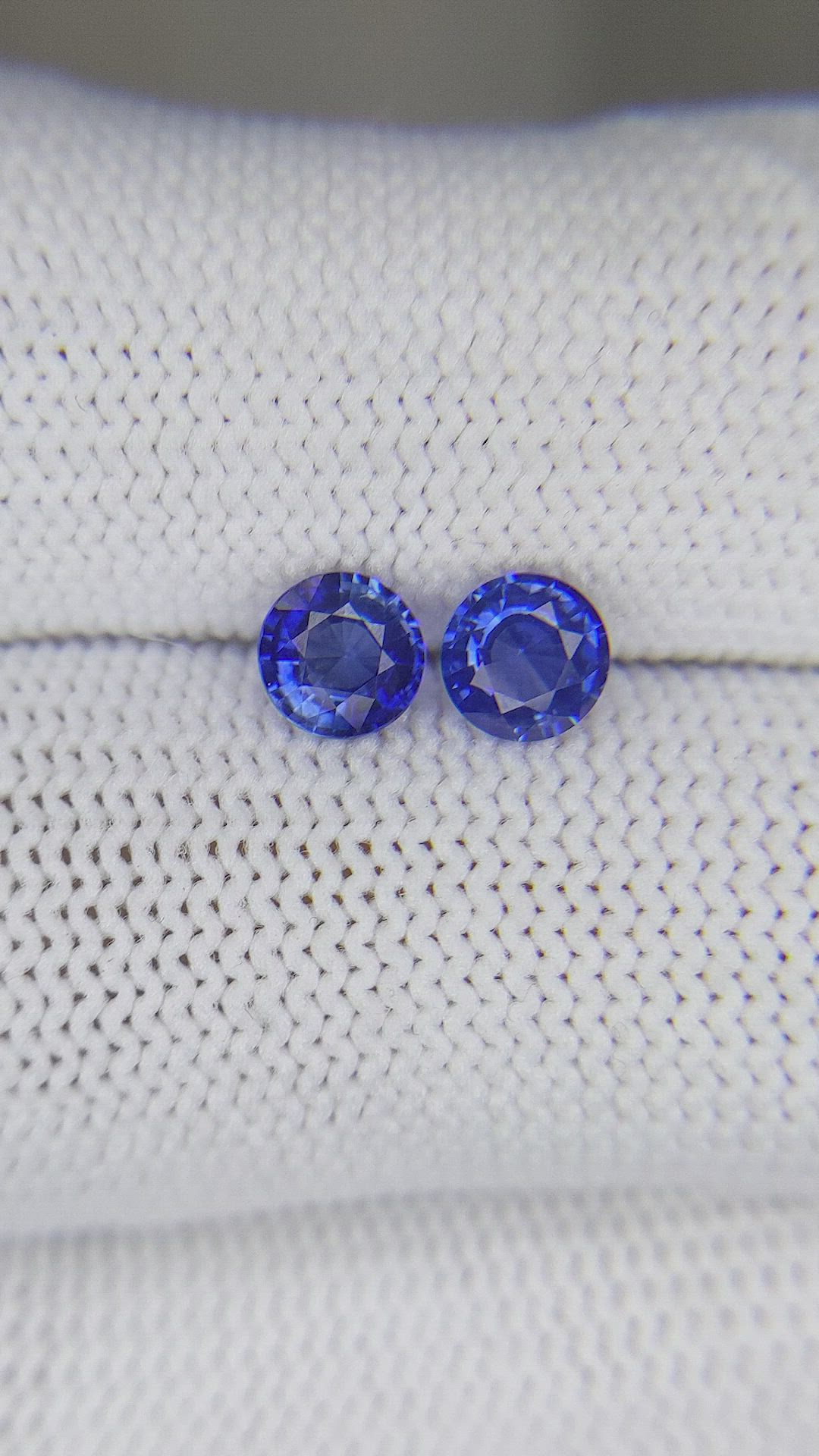 1.09&nbsp;Ct.Tw.Total Carat Weight Blue Sapphire Pair from Ceylon (Sri Lanka) Size Video