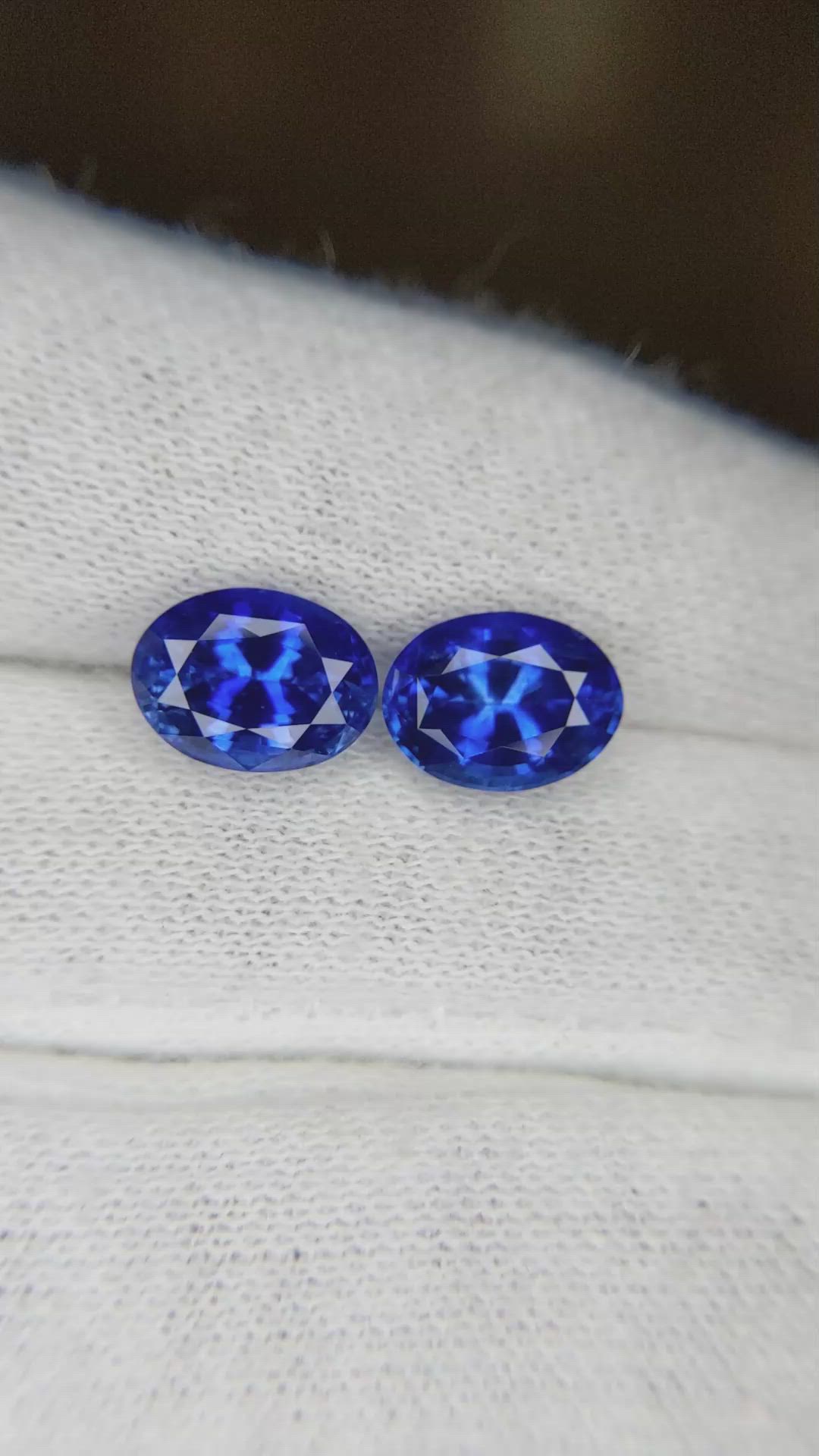 4.71&nbsp;Ct.Tw.Total Carat Weight Blue Sapphire Pair from Ceylon (Sri Lanka) Size Video