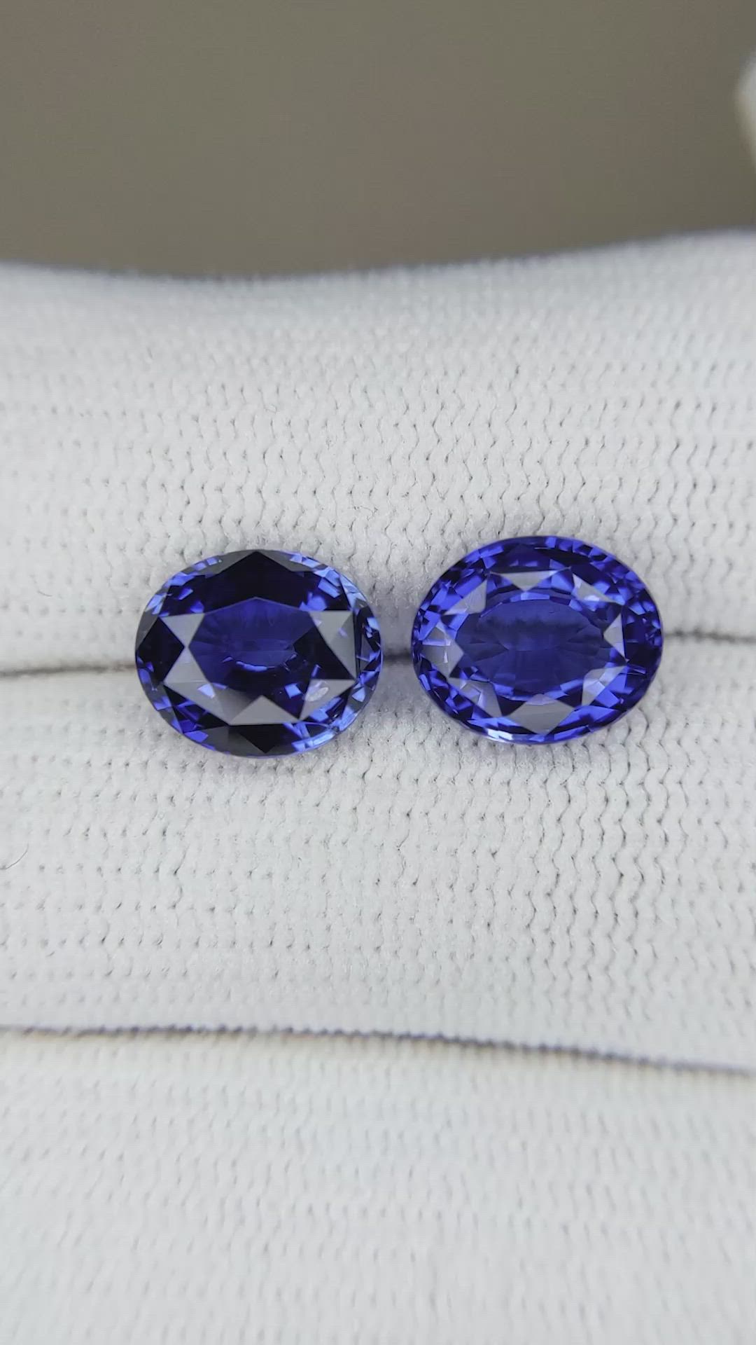 5.21&nbsp;Ct.Tw.Total Carat Weight Blue Sapphire Pair from Ceylon (Sri Lanka) Size Video