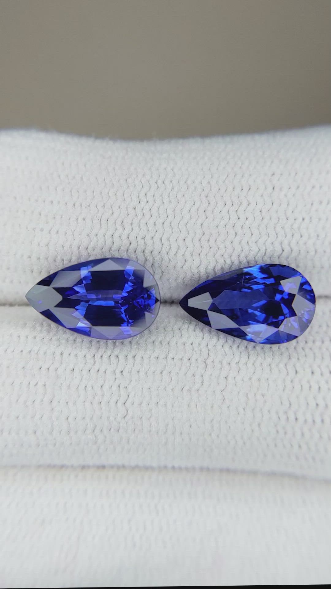 5.21&nbsp;Ct.Tw.Total Carat Weight Blue Sapphire Pair from Ceylon (Sri Lanka) Size Video