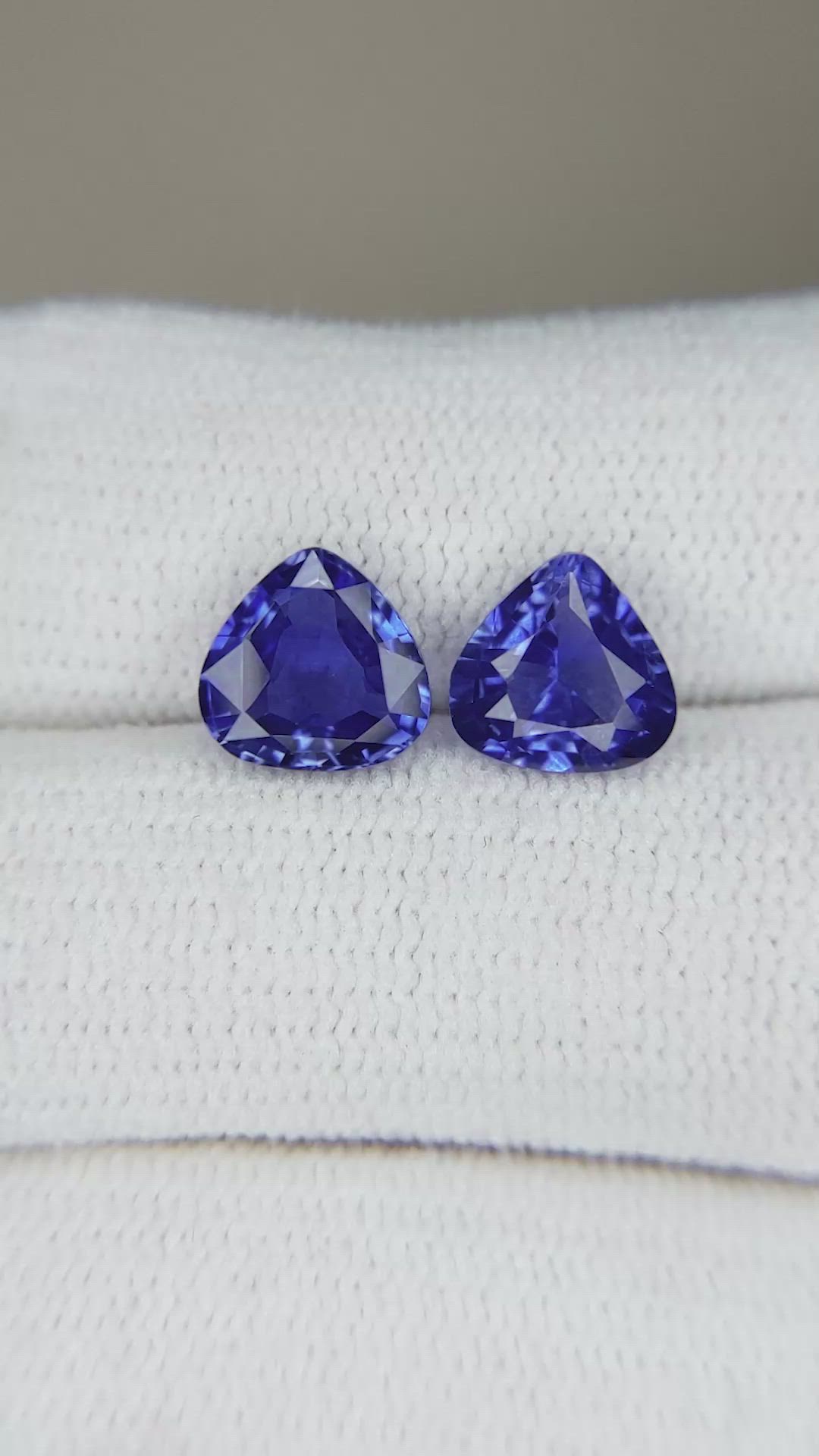 3.18&nbsp;Ct.Tw.Total Carat Weight Blue Sapphire Pair from Ceylon (Sri Lanka) Size Video