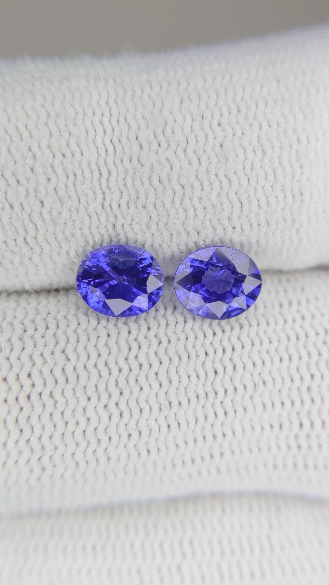 1.79&nbsp;Ct.Tw.Total Carat Weight Blue Sapphire Pair from Ceylon (Sri Lanka) Size Video