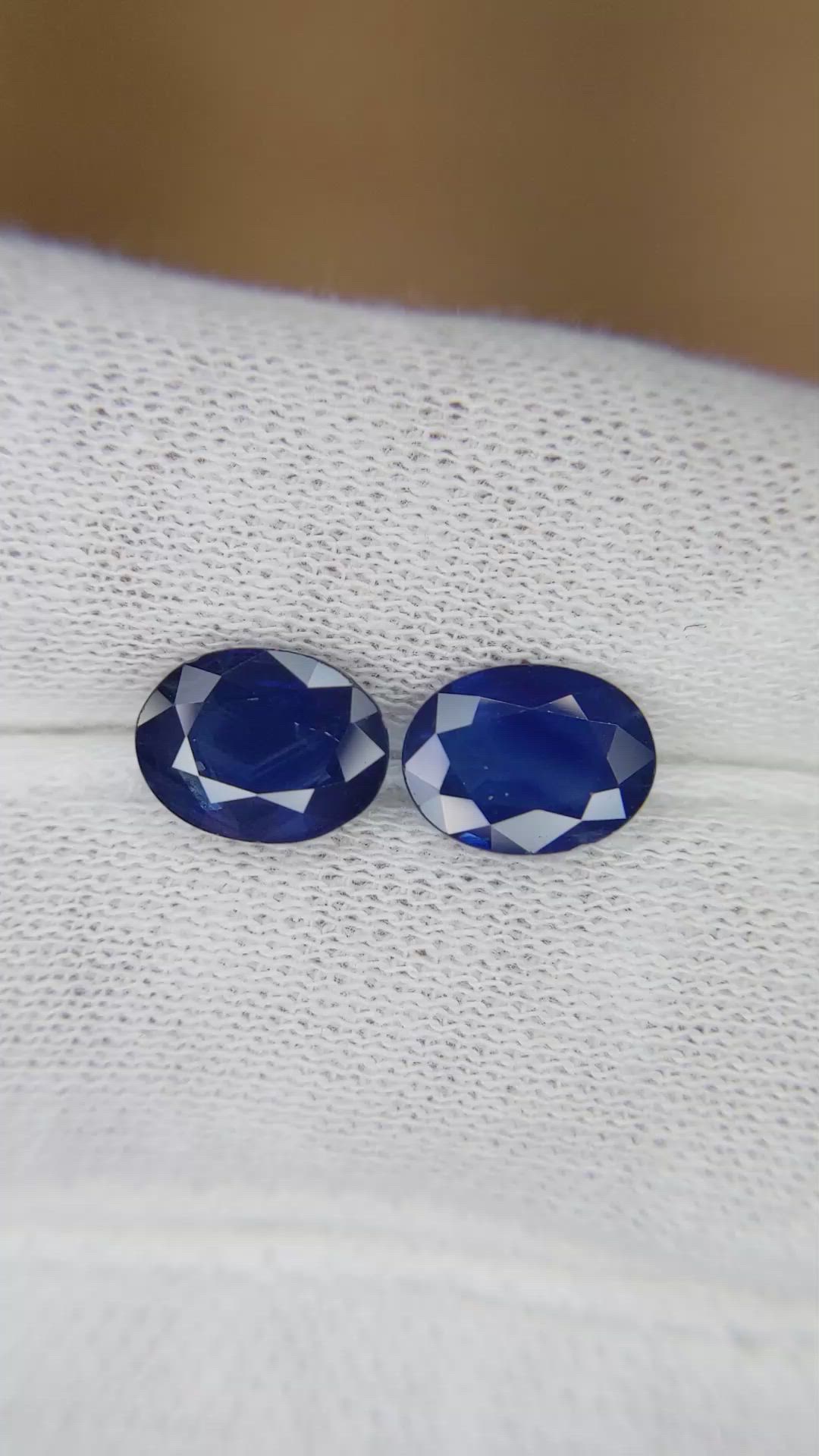 3.99&nbsp;Ct.Tw.Total Carat Weight Blue Sapphire Pair from Ceylon (Sri Lanka) Size Video