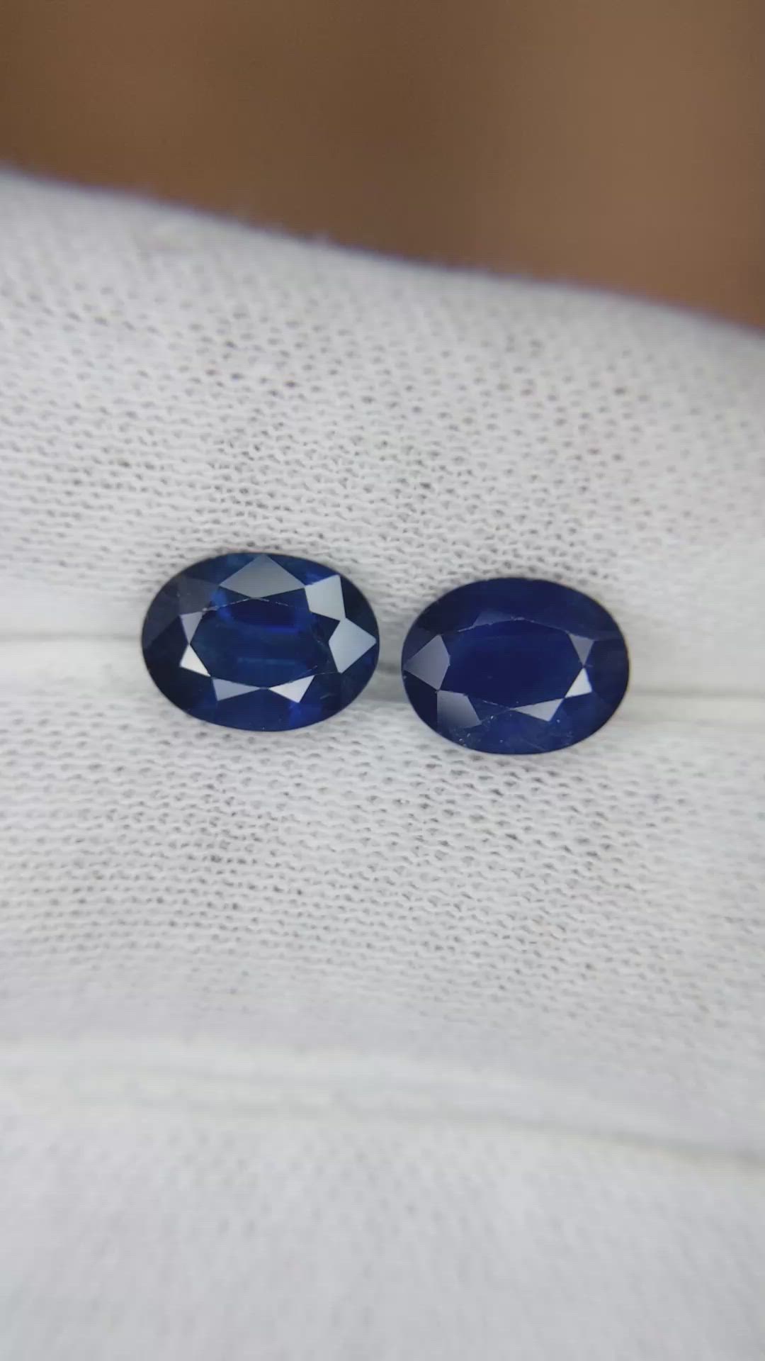4.37&nbsp;Ct.Tw.Total Carat Weight Blue Sapphire Pair from Ceylon (Sri Lanka) Size Video