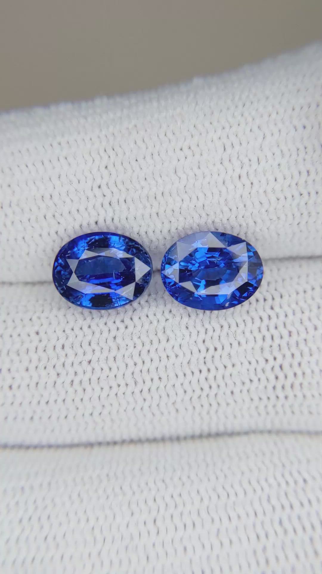 5.77&nbsp;Ct.Tw.Total Carat Weight Blue Sapphire Pair from Ceylon (Sri Lanka) Size Video