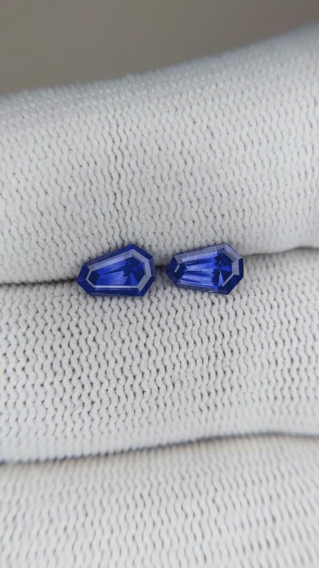 1.35&nbsp;Ct.Tw.Total Carat Weight Blue Sapphire Pair from Ceylon (Sri Lanka) Size Video